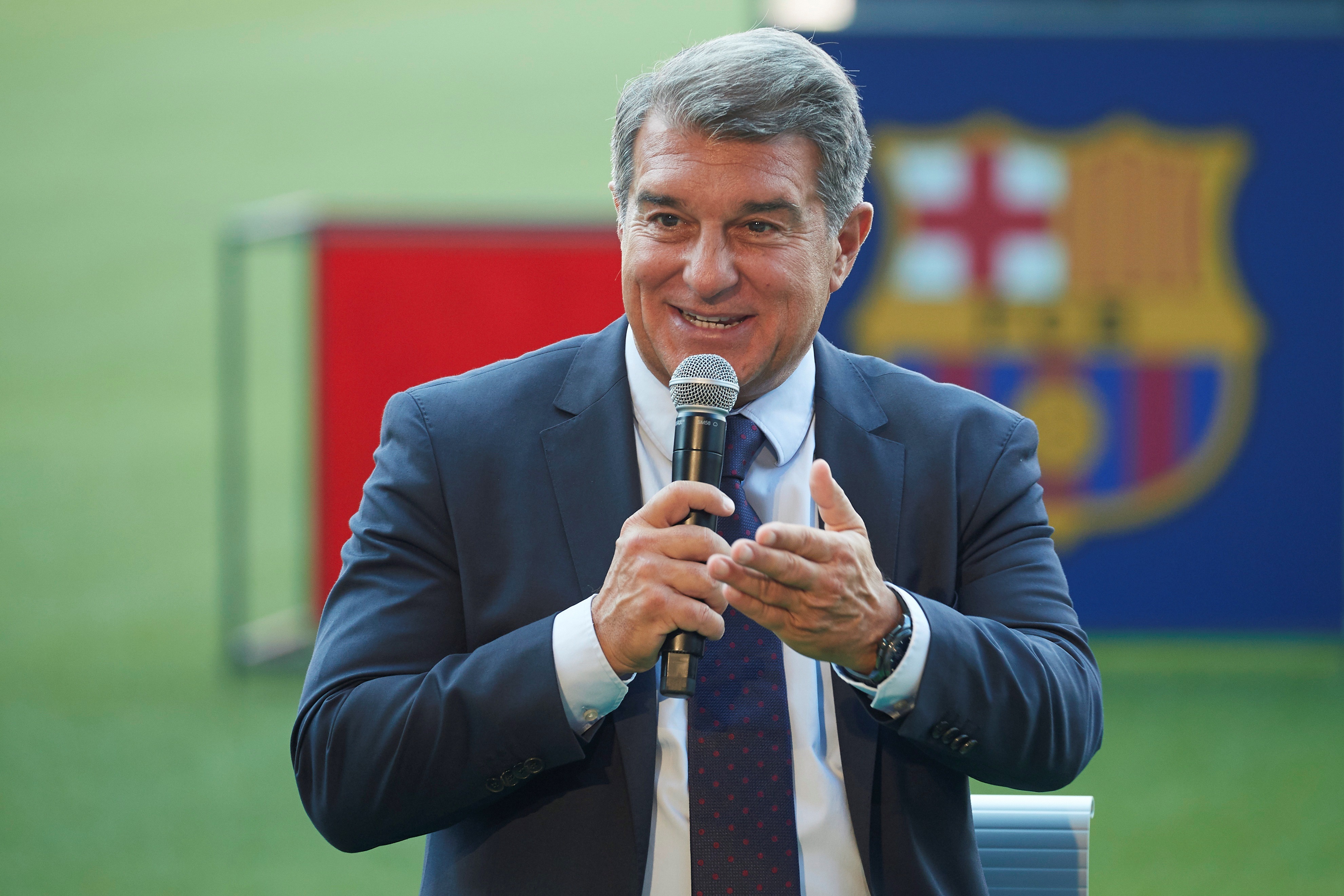 El presidente del Barcelona, Joan Laporta, durante la presentación de Emerson Royal se refirió al tema Messi. Foto Prensa Libre (EFE)