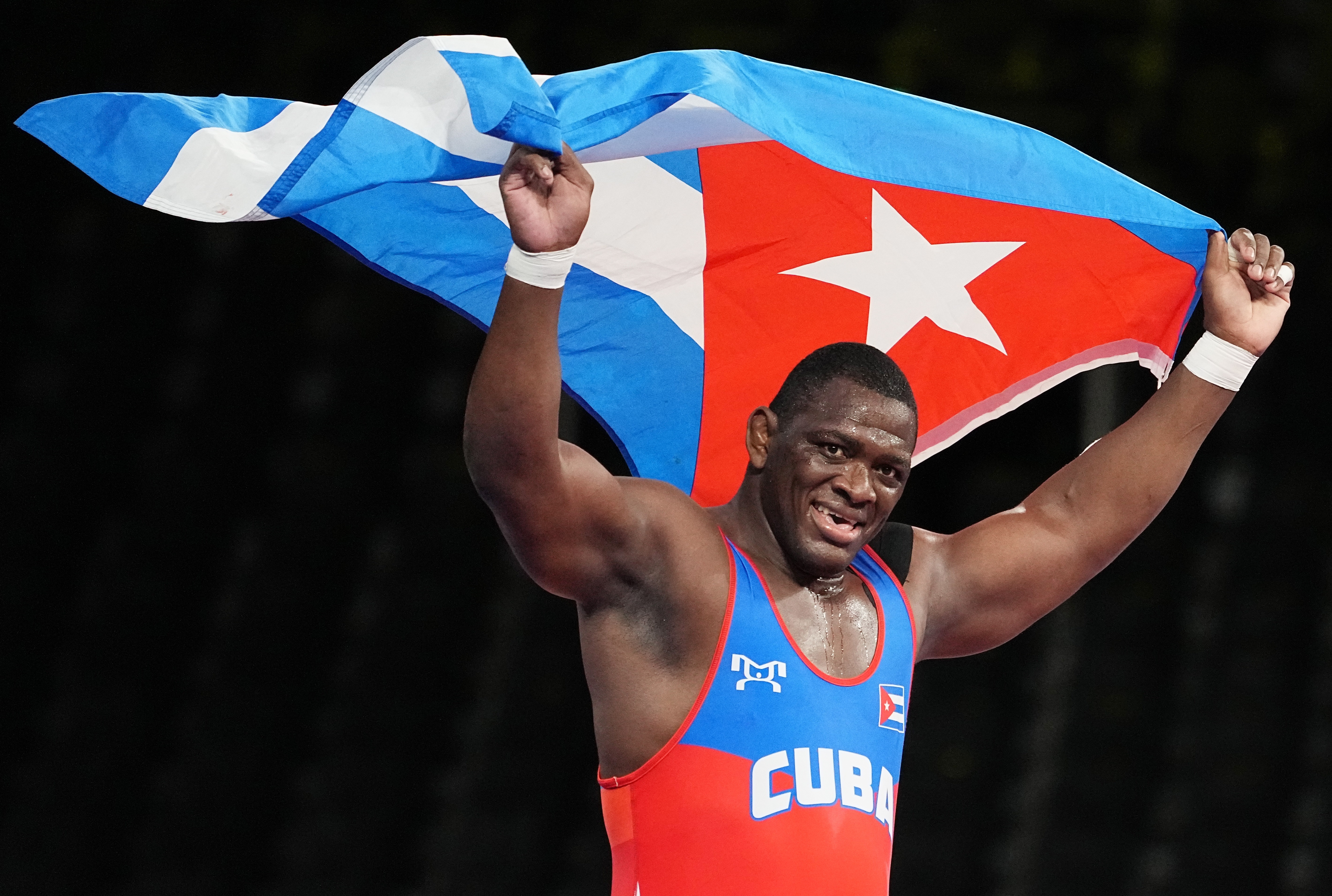 Mijain Nunez Lopez celebra la obtención de su cuarta medalla de oro. Foto Prensa Libre (EFE)