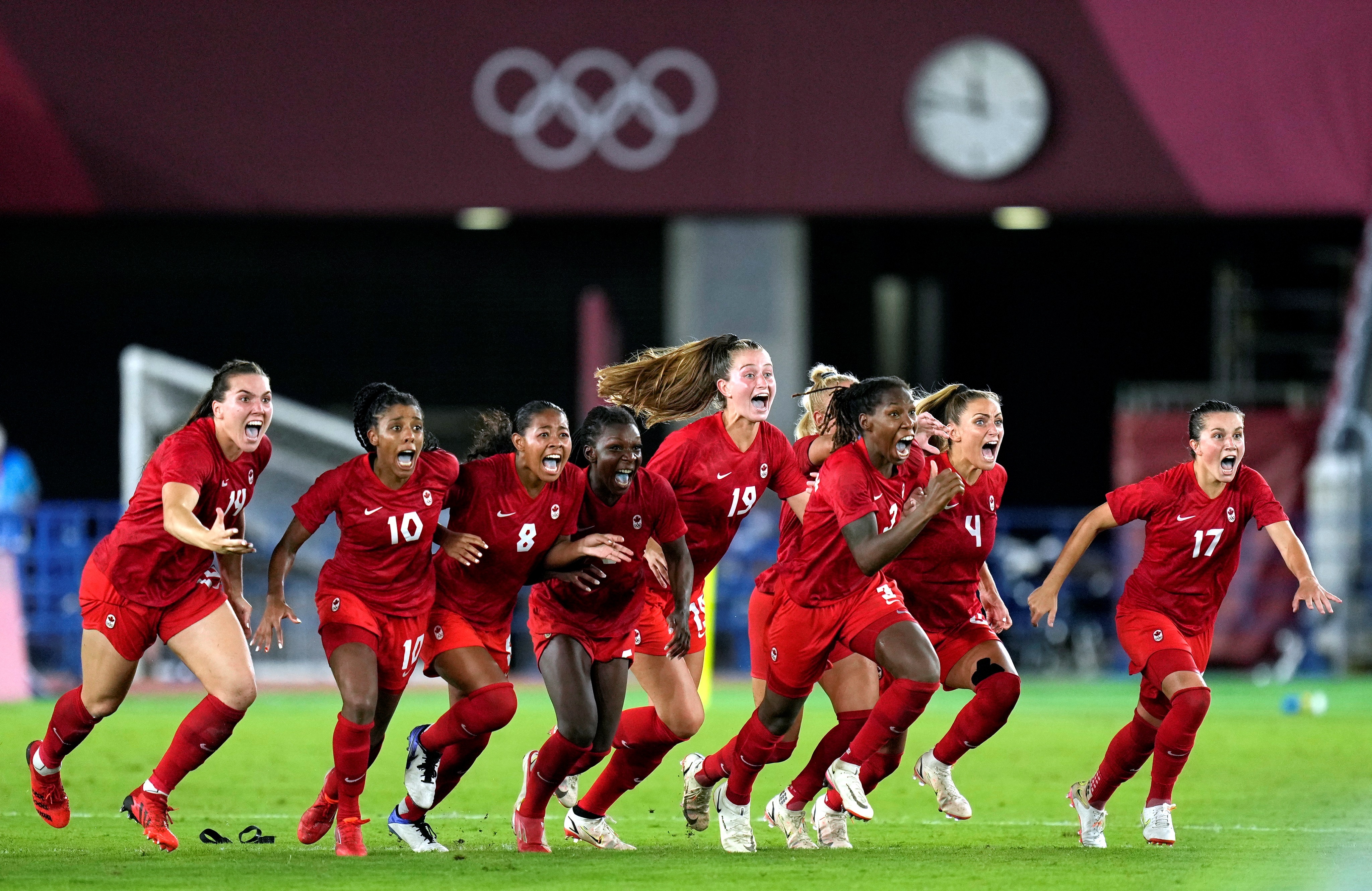 Canadá celebra la obtención de su primera medalla de oro en el futbol olímpico. Prensa Libre (EFE)