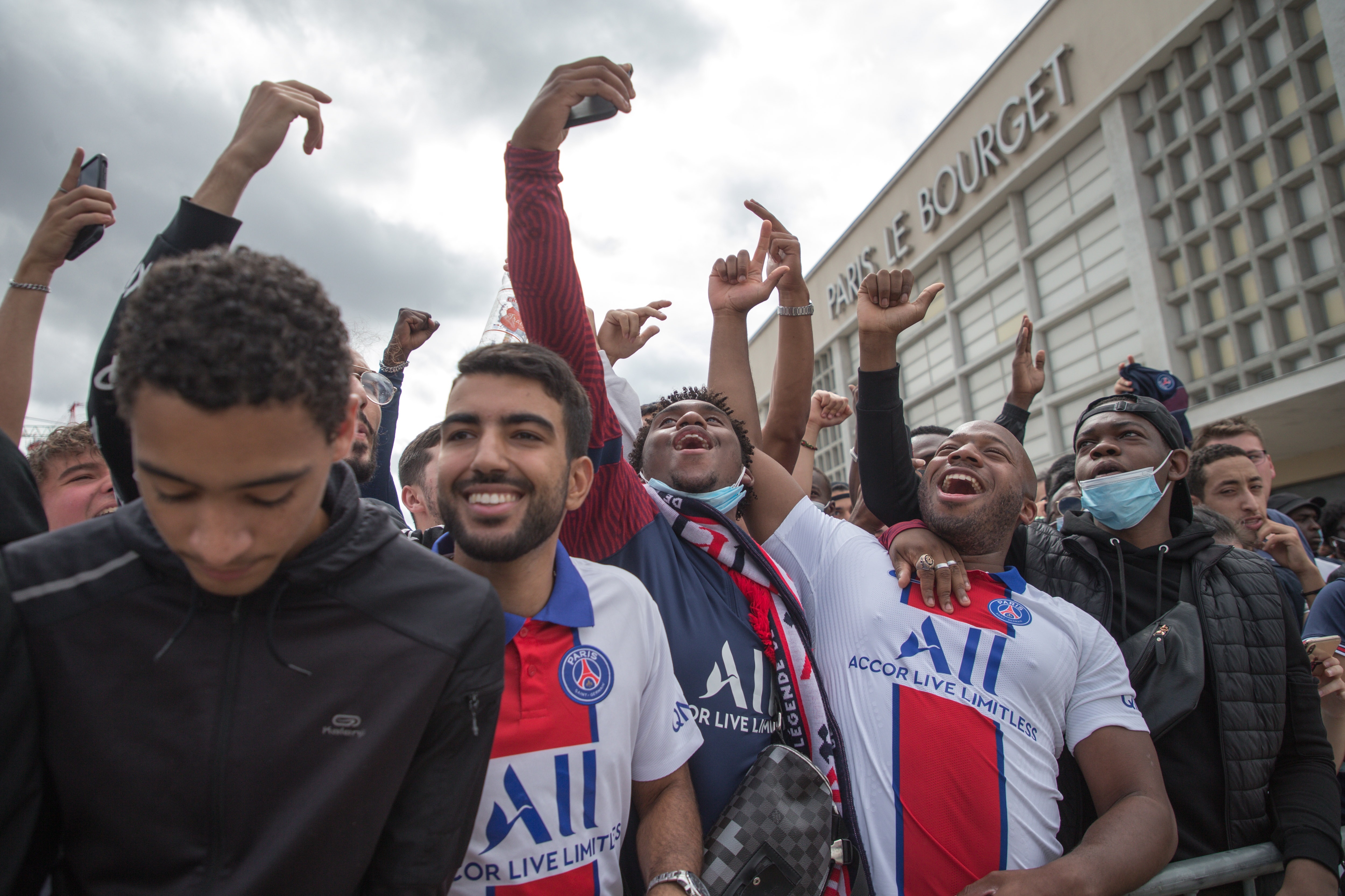 Fanáticos del PSG esperando por el anuncio oficial que del fichaje de Messi por el equipo parisino. Foto Prensa Libre (EFE) 