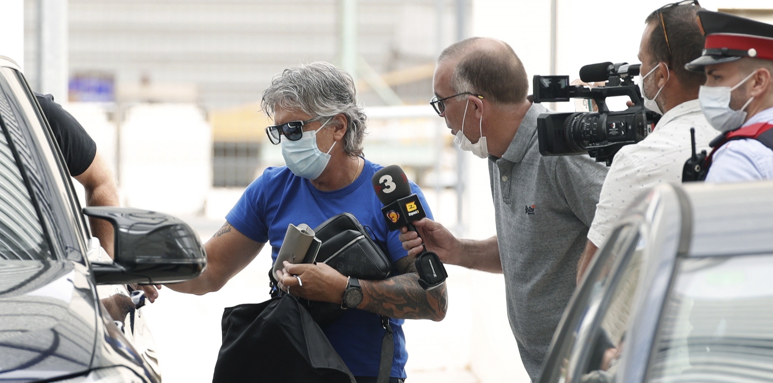 El padre de Lionel Messi, Jorge Messi (i), a su llegada a la Terminal del Aeropuerto del Prat de Barcelona. (Foto Prensa Libre: EFE)