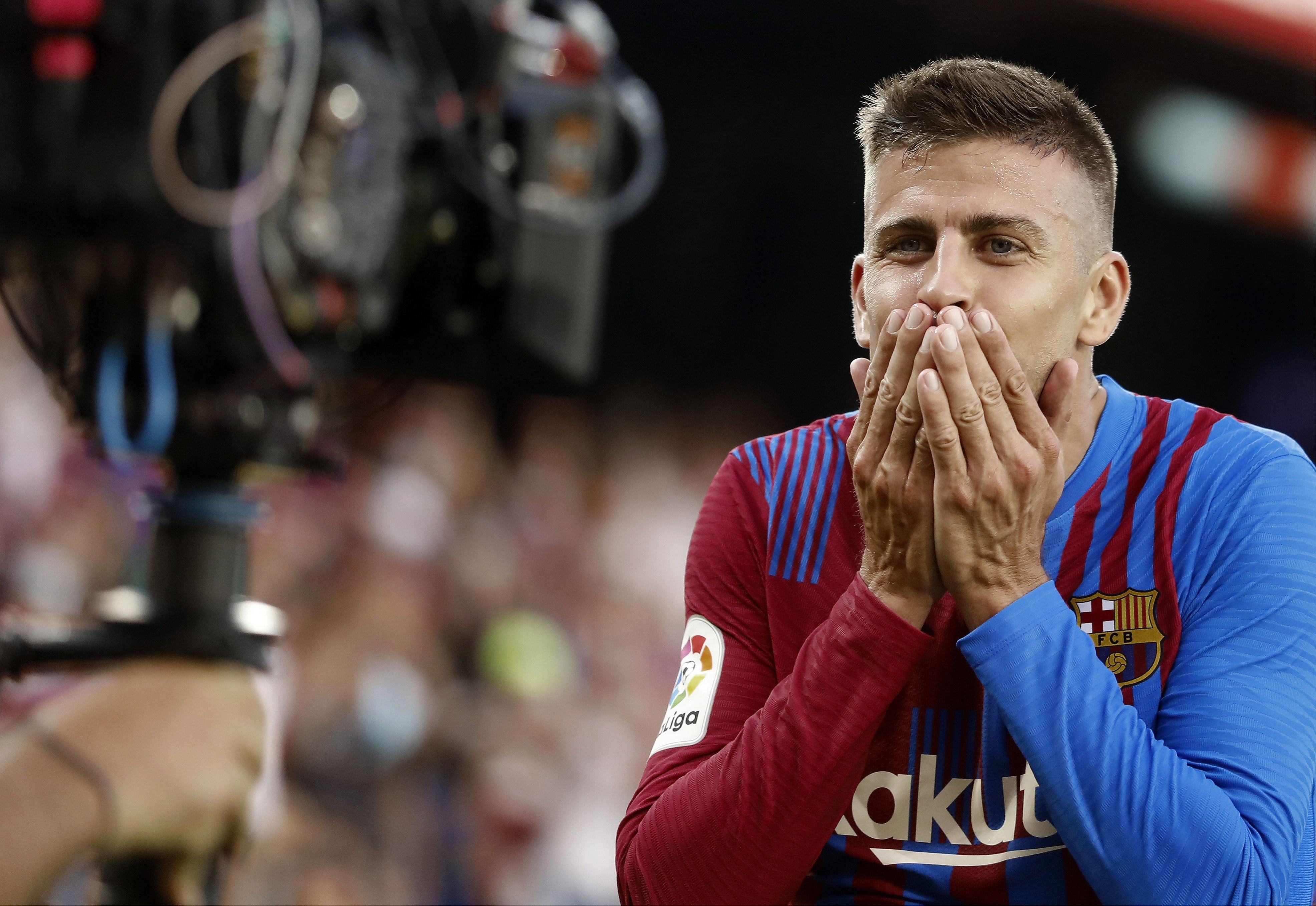 El defensa del FC Barcelona Gerard Piqué celebra su gol durante el partido de la primera jornada de LaLiga que FC Barcelona y Real Sociedad disputaron en el Camp Nou. (Foto Prensa Libre: EFE)