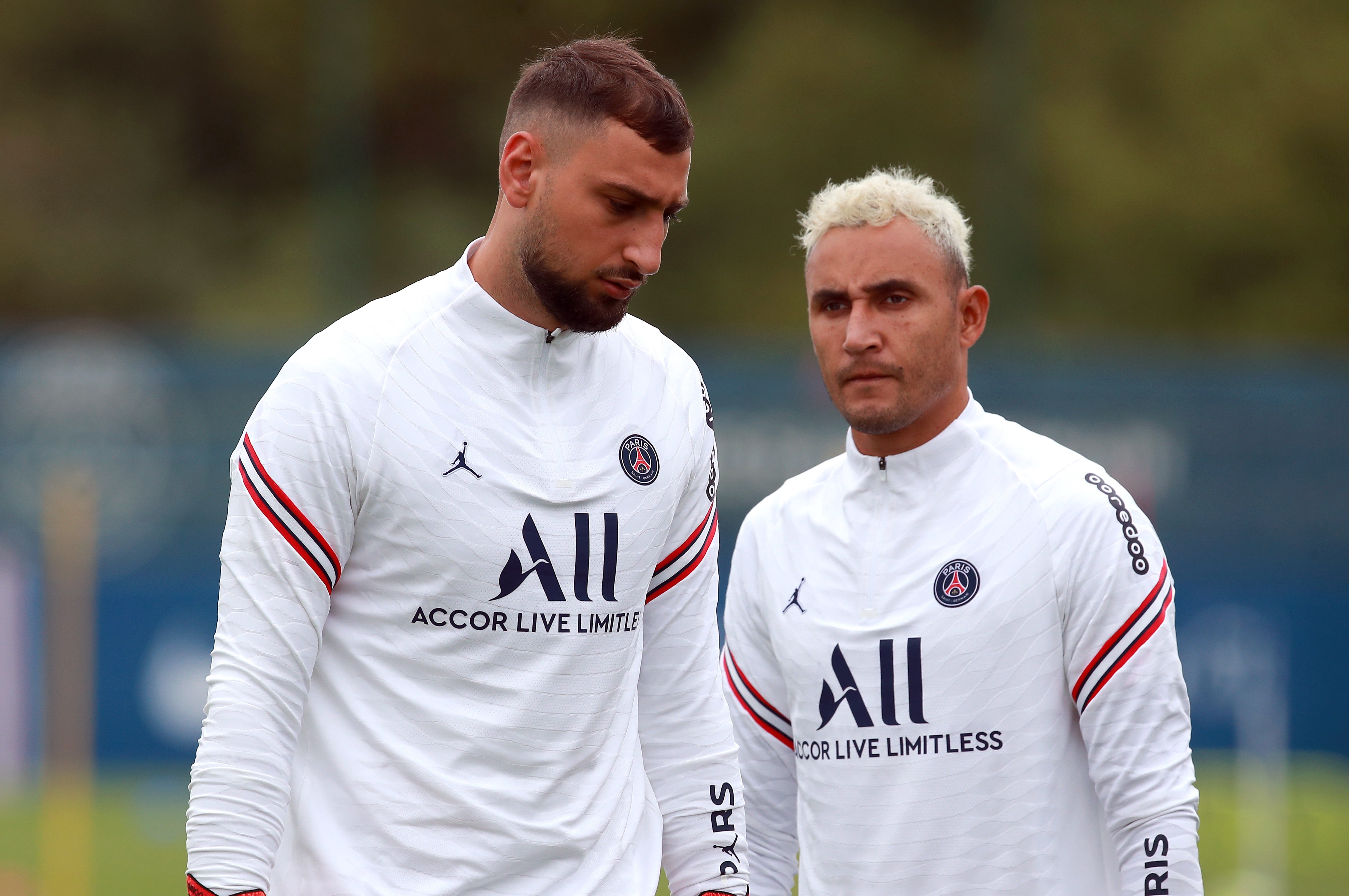 Keylor Navas (D) y Gianluigi Donnarumma (I) durante una sesión de entrenamiento realizada en el Camp des Loges sports complex de Paris. (Foto Prensa Libre: EFE)