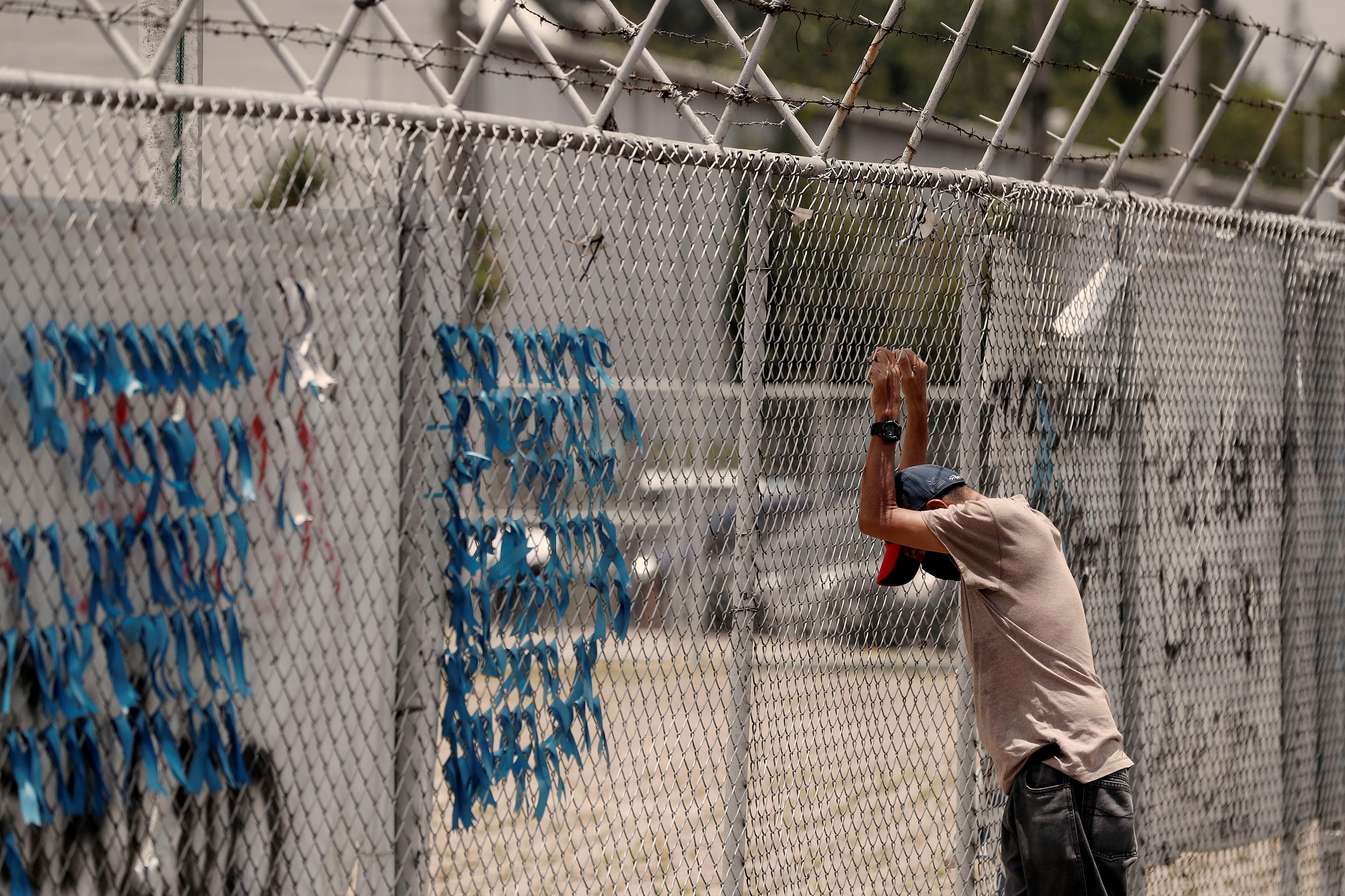 Un hombre espera noticias de un familiar recluido en el área emergencia del hospital temporal del Parque de la Industria. Fotografía: EFE/Esteban Biba.