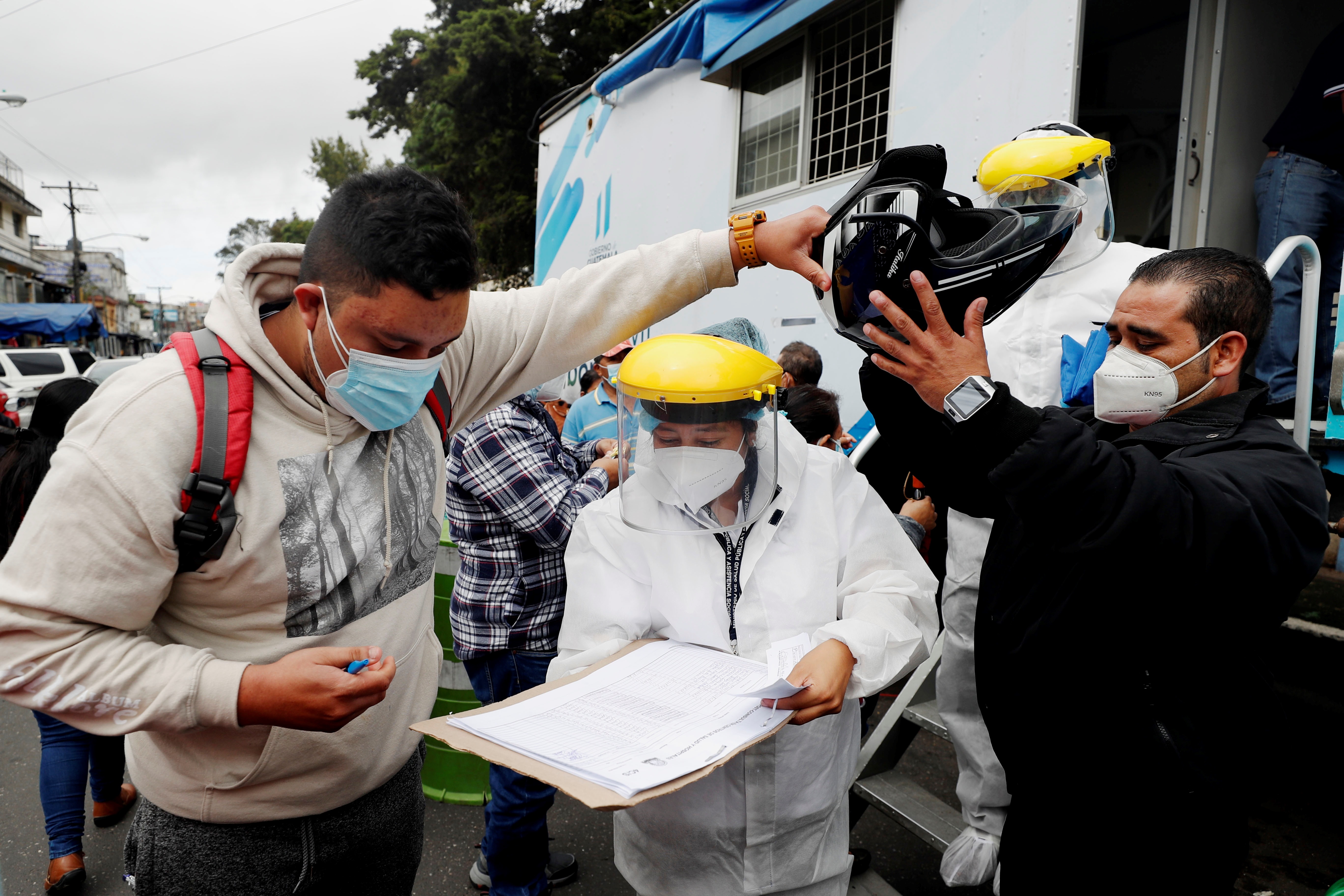 Decenas de personas buscan hacerse la prueba de coronavirus en Guatemala. (Foto Prensa Libre: EFE)