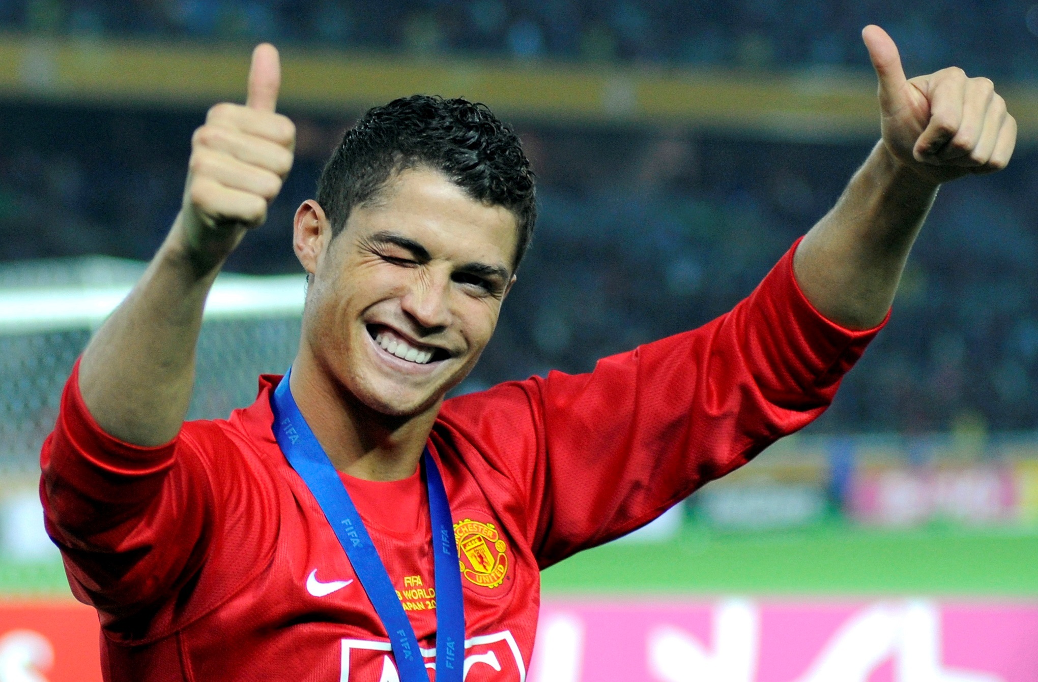 Cristiano Ronaldo festeja con los fans la victoria del Manchester United ante el cuadro ecuatoriano Liga de Quito durante el la final del Mundial de Clubes el 21 December 2008. (Foto Prensa Libre: EFE)