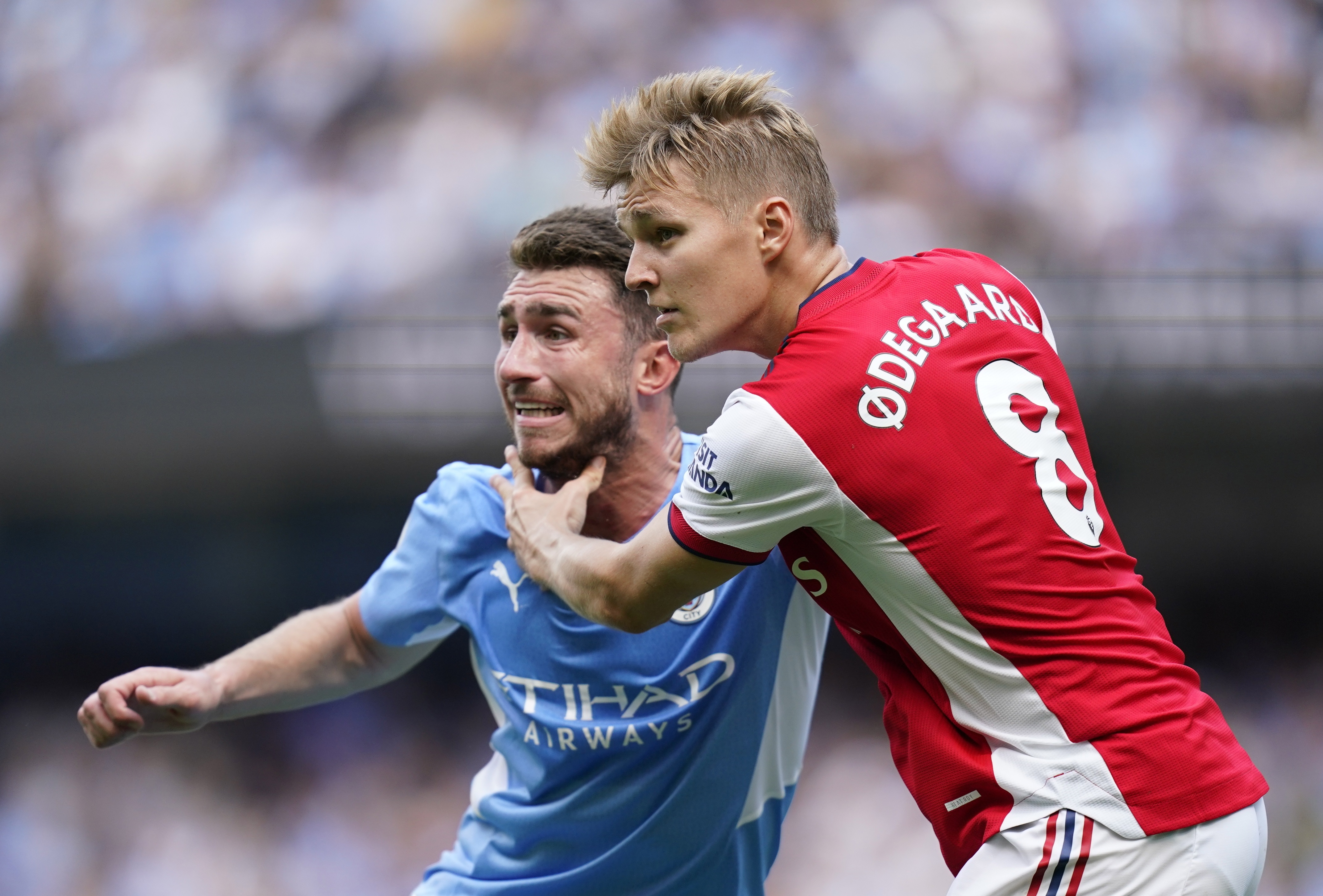 Aymeric Laporte (Izq) disputa el balón a Martin Odegaard (Der) en el duelo entre Manchester City y Arsenal (Foto Prensa Libre: EFE)