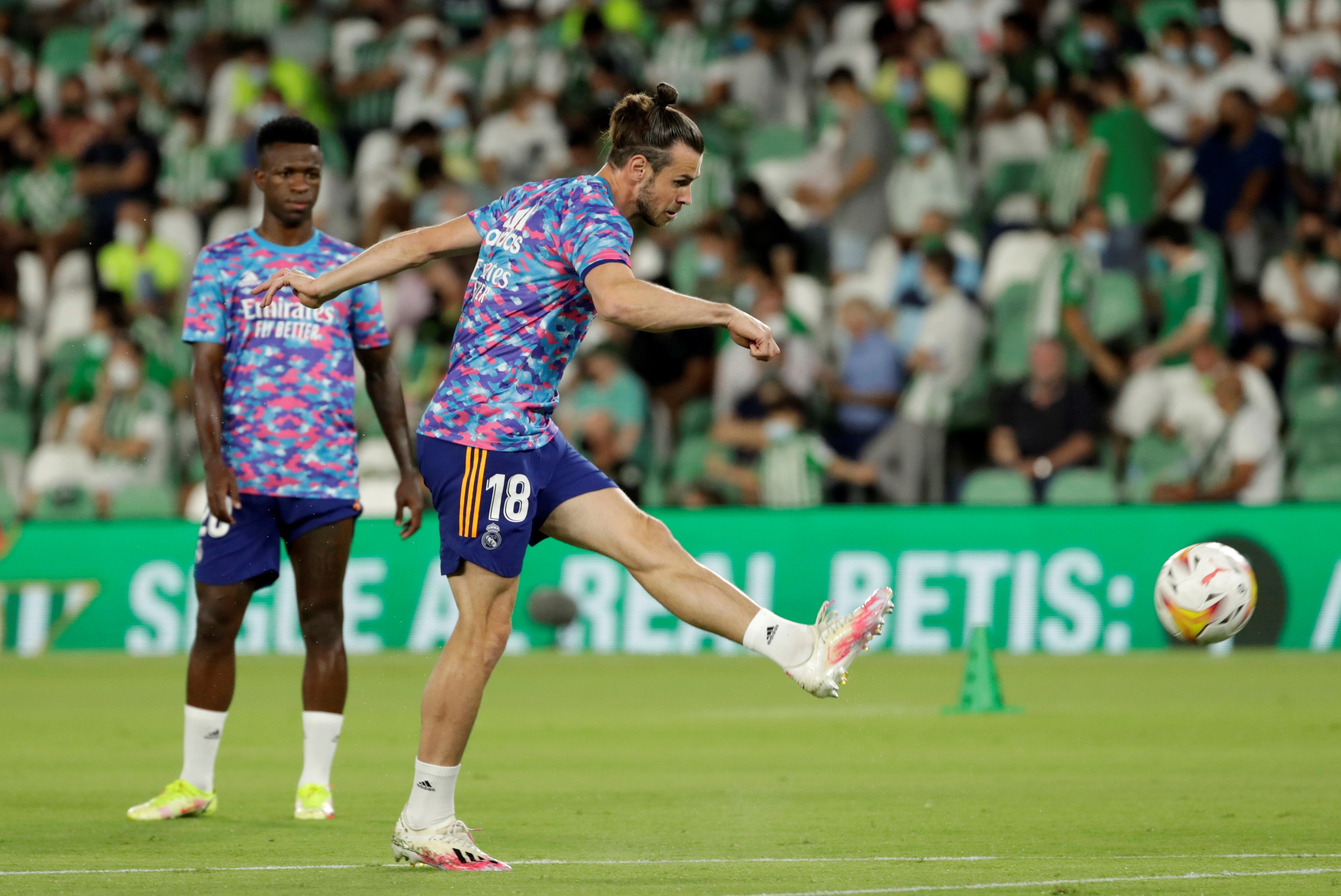 El delantero galés del Real Madrid Gareth Bale calienta antes del partido de la tercera jornada de LaLiga ante el Real Betis en el estadio Benito Villamarín. (Foto Prensa Libre: EFE)