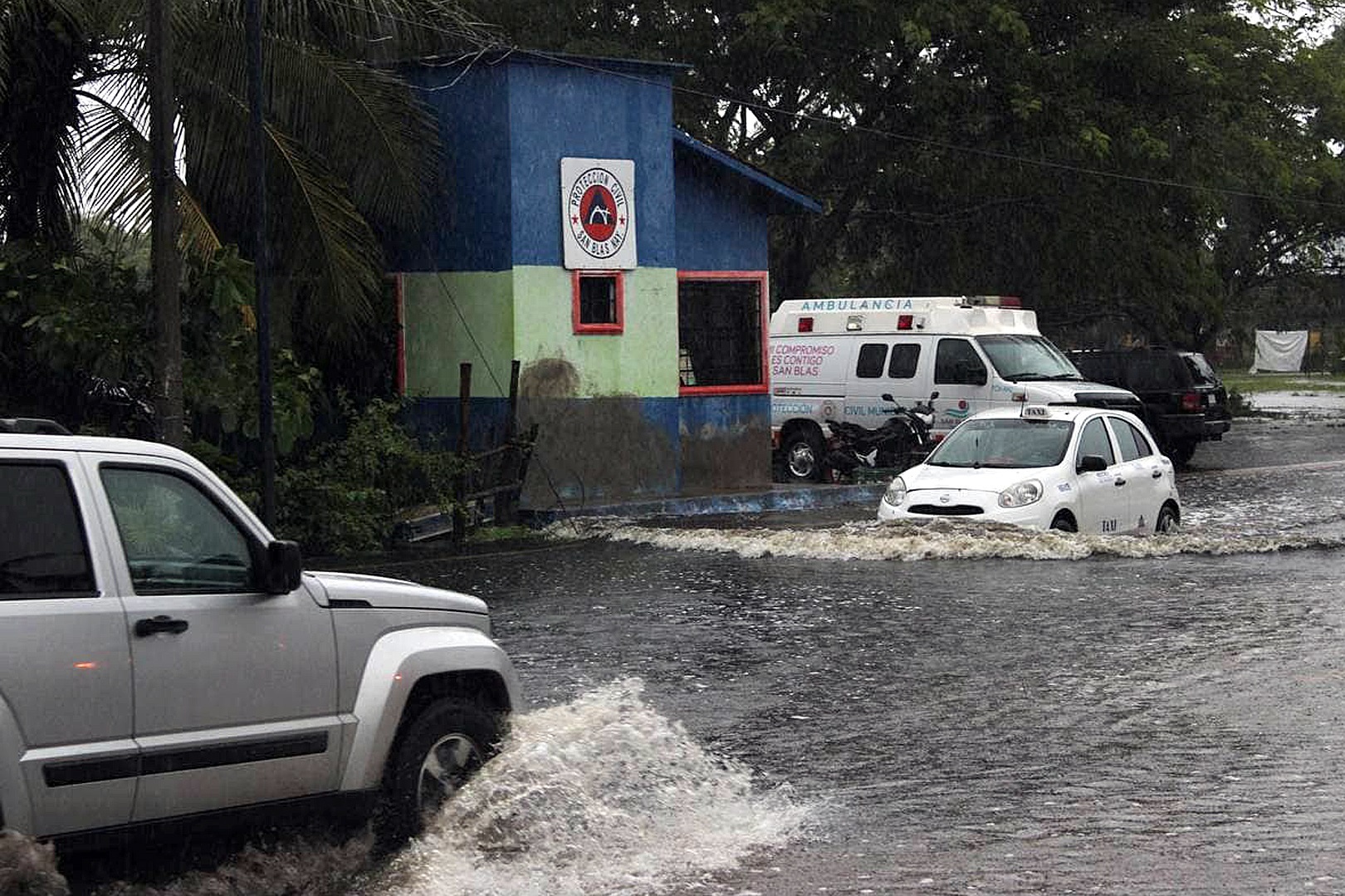 Vehículos transitan por calles inundadas  en San Blas, estado de Nayarit, México. El huracán Nora, originado en el océano Pacífico, ha dejado un muerto, un herido y un desaparecido. (Foto Prensa Libre: EFE)