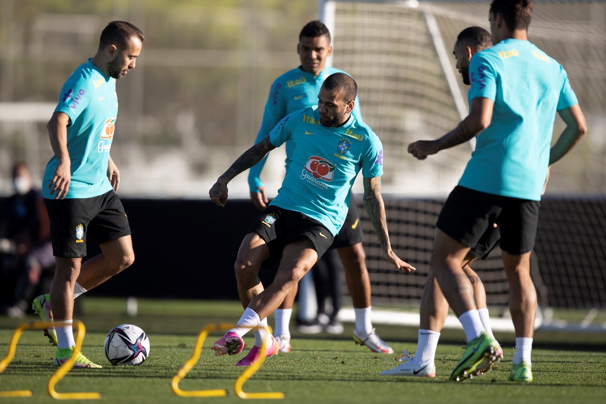 Los jugadores Everton Ribeiro (i) y Daniel Alves (c) participan en el entrenamiento de la selección brasileña que se medirá a la de Chile, Argentina y Perú en septiembre por las eliminatorias del Mundial de Qatar 2022, en Río de Janeiro. Brasil comenzó a prepararse en Sao Paulo con 22 convocados, pero sin los nueve de clubes ingleses que habían sido llamados y fueron sustituidos, y aún sin Neymar. Foto Prensa Libre: EFE.