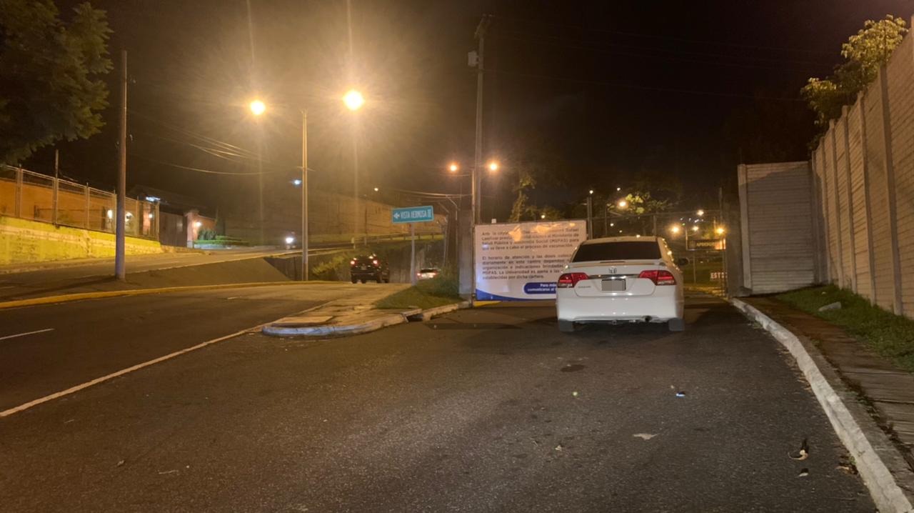 Personas llegan a la Universidad Rafael Landívar a las 19 horas del martes, para  lograr la segunda dosis de Sputnik V este miércoles. (Foto: Henry Montenegro)