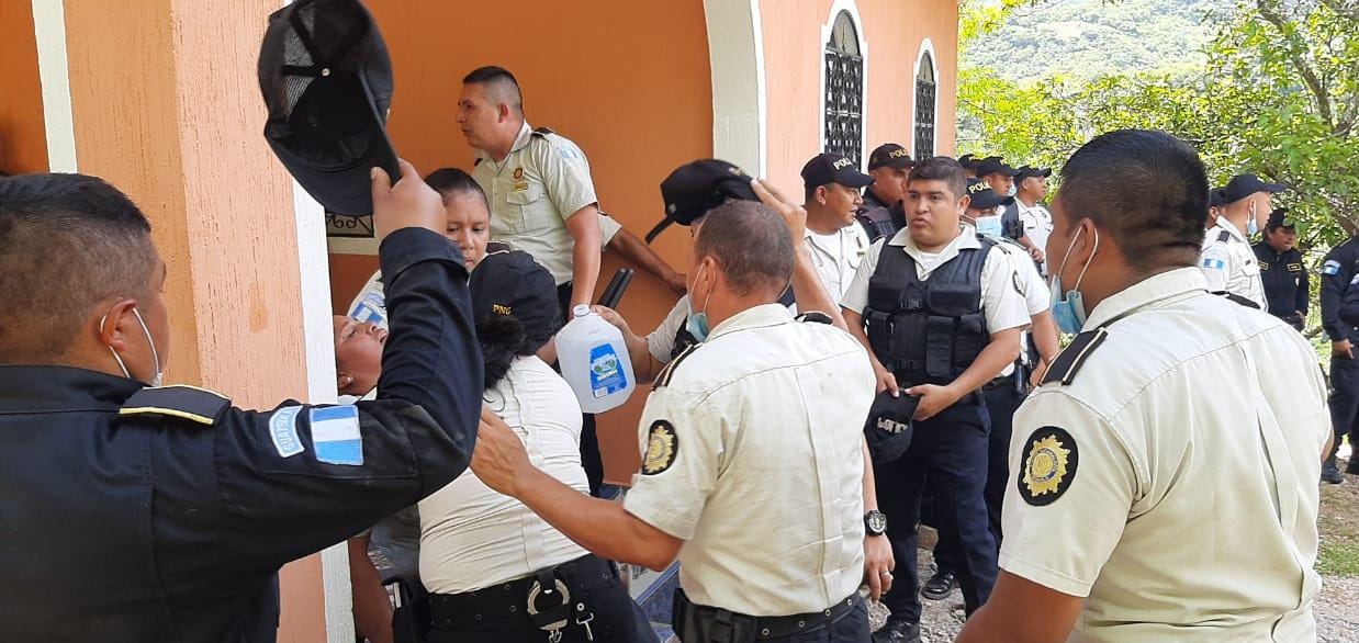 Varios agentes de la PNC resultaron heridos durante un enfrentamiento con pobladores que bloquean el paso sobre el puente Jupilingo, en Camotán, Chiquimula. (Foto Prensa Libre: PNC)