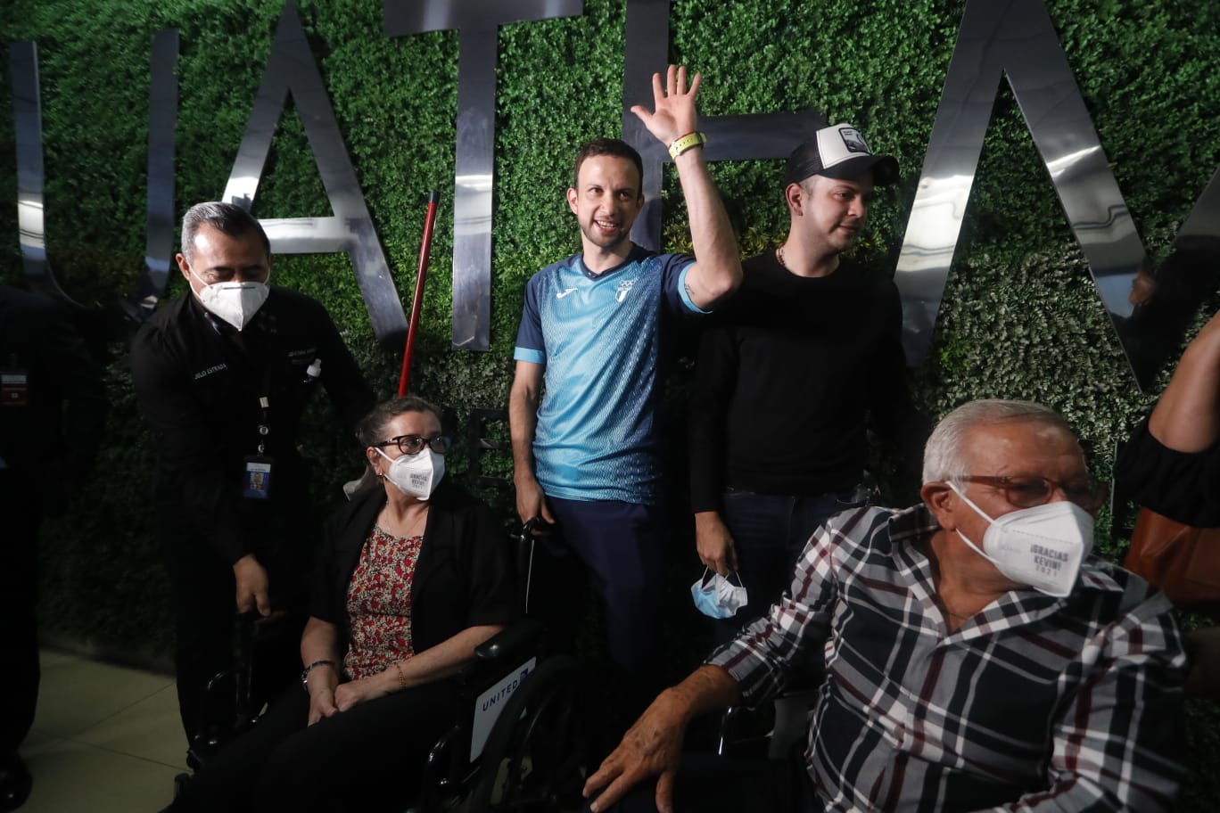 Kevin Cordón junto con sus papás y hermano, en su arribo al aeropuerto La Aurora después de haber conseguido el cuarto lugar en Tokio 2020. Foto Prensa Libre: Esbin García.