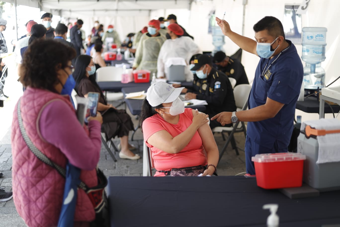 La aplicación de una tercera dosis de la vacuna contra el coronavirus incrementa los niveles de anticuerpos, pero países como Guatemala van rezagados con la inmunización de sus habitantes. (Foto Prensa Libre: Esbin García)
