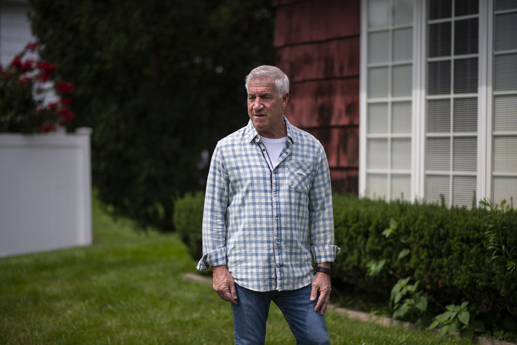 Rich Lamanno fuera de la casa de sus suegros en Oceanside, Nueva York, el 1 de agosto de 2021. (Foto Prensa Libre: Gregg Vigliotti/The New York Times)