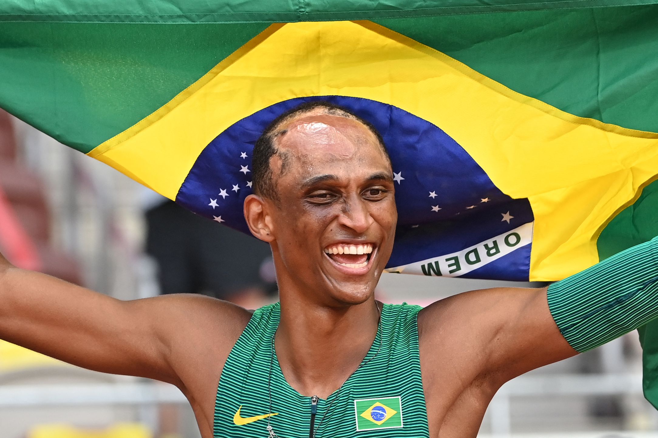 Alison Dos Santos celebra después de competir en la final de los 400m masculinos en los Juegos Olímpicos de Tokio 2020. Foto Prensa Libre: AFP.