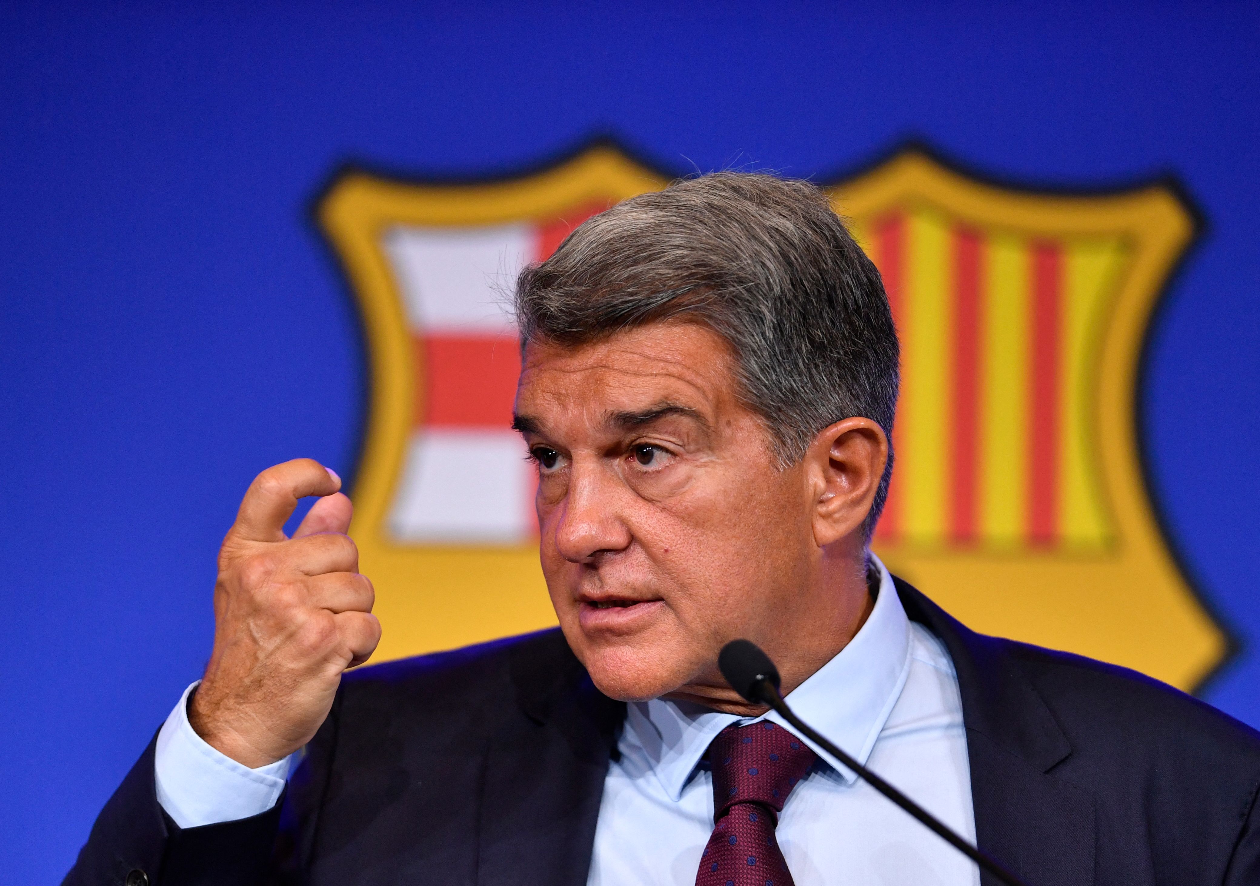 El presidente del FC Barcelona Joan Laporta durante la conferencia de prensa en el estadio Camp Nou para explicar sobre la salida del argentino Lionel Messi. Foto Prensa Libre: AFP.