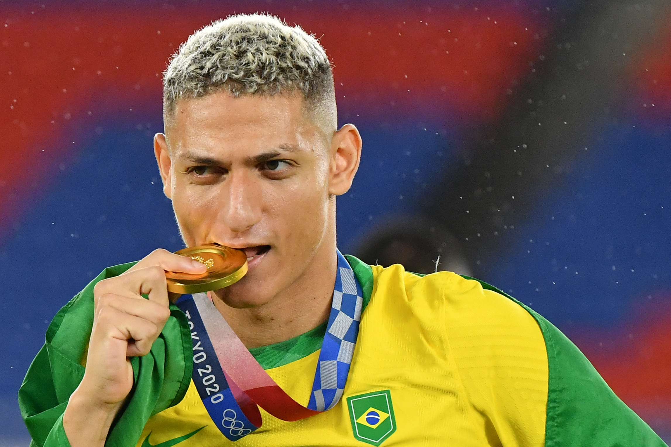 El delantero Richarlison celebra con la  medalla durante la entrega de las preseas. (Foto Prensa Libre: AFP)