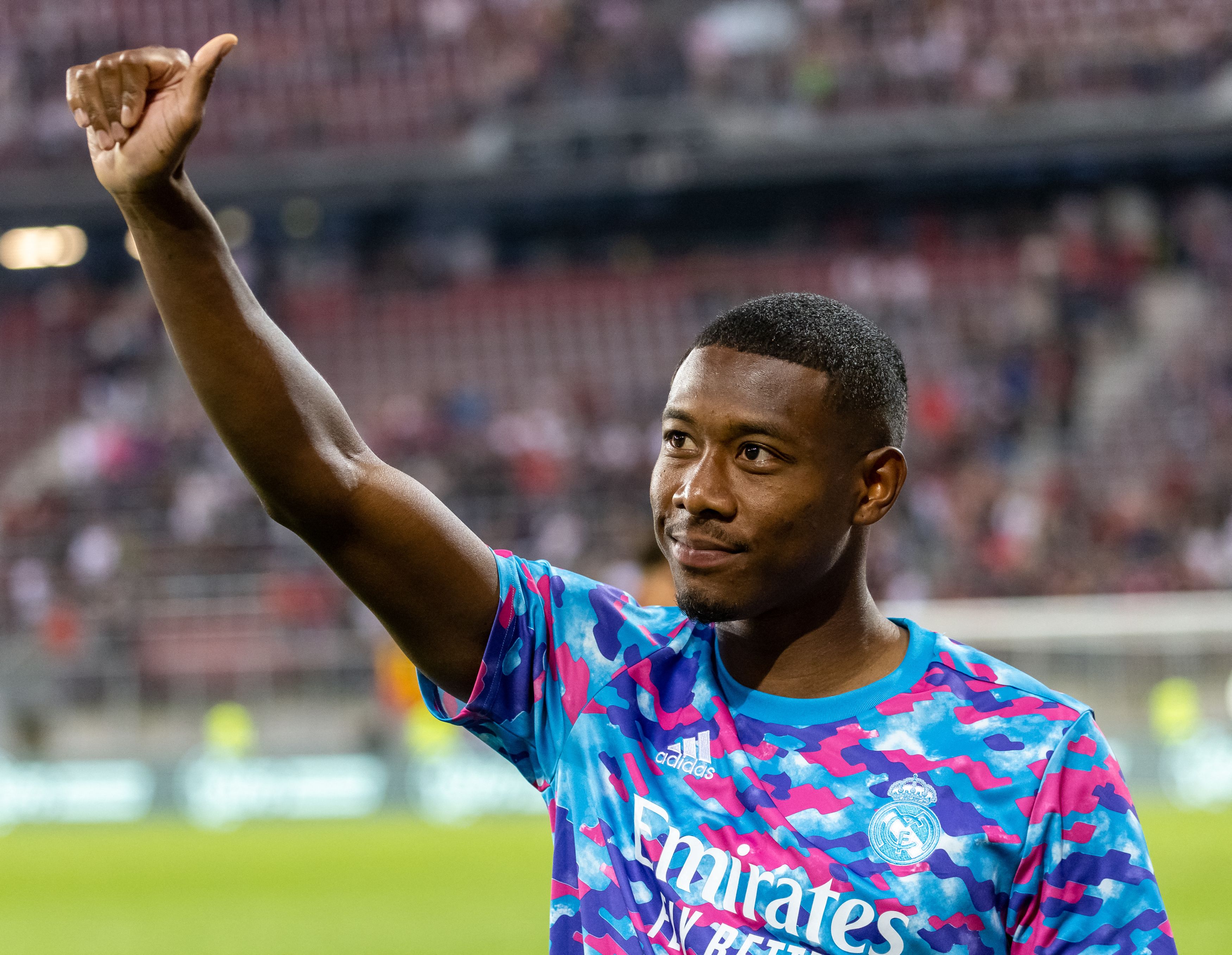 David Alaba repartió autográfos y firmas a los aficionados de su país en su debut como futbolista del Real Madrid. (Foto Prensa Libre: AFP)