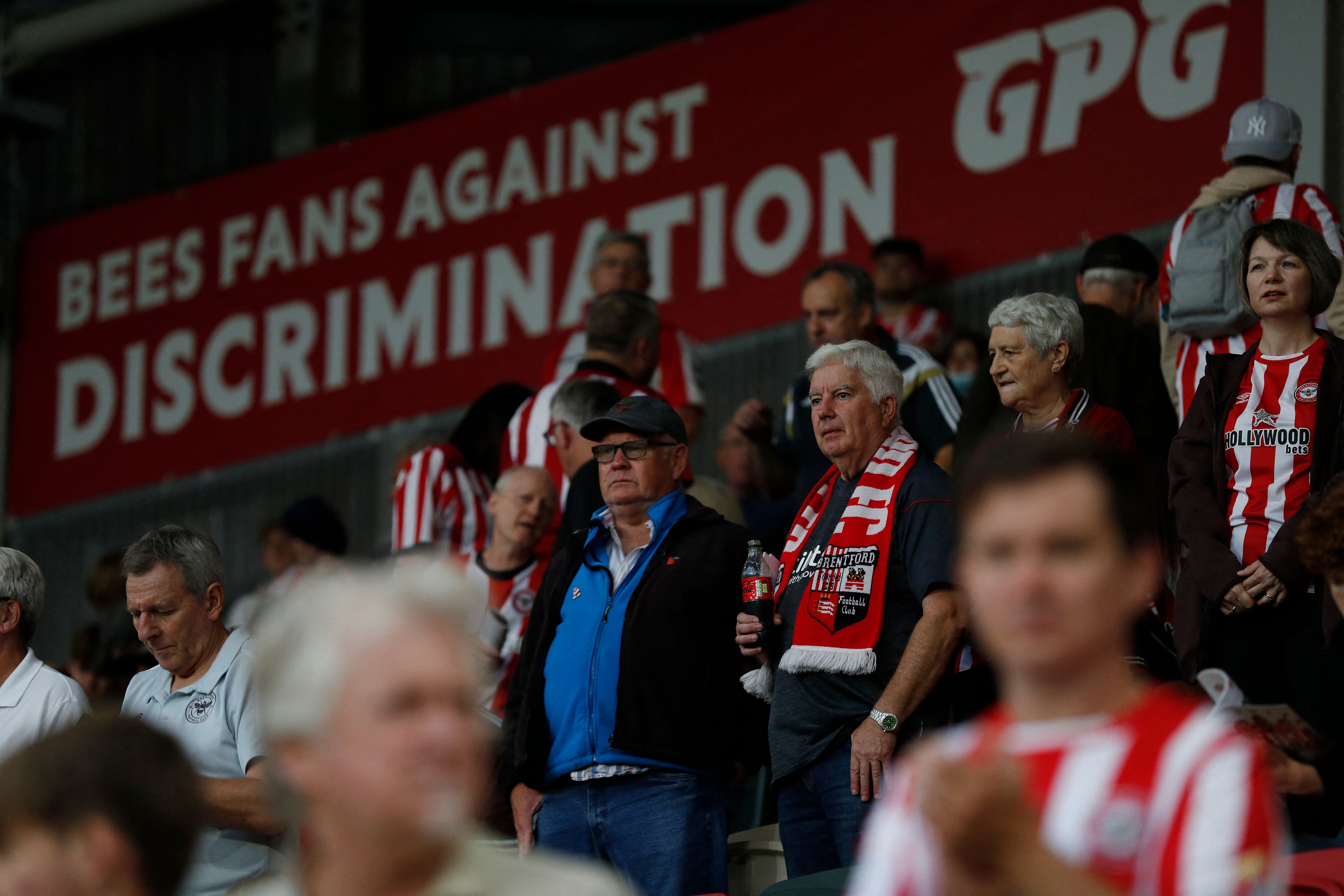 Aficionados del Brentford en la grada antes de enfrentar al Arsenal en la Premier League. (Foto Prensa Libre: AFP)