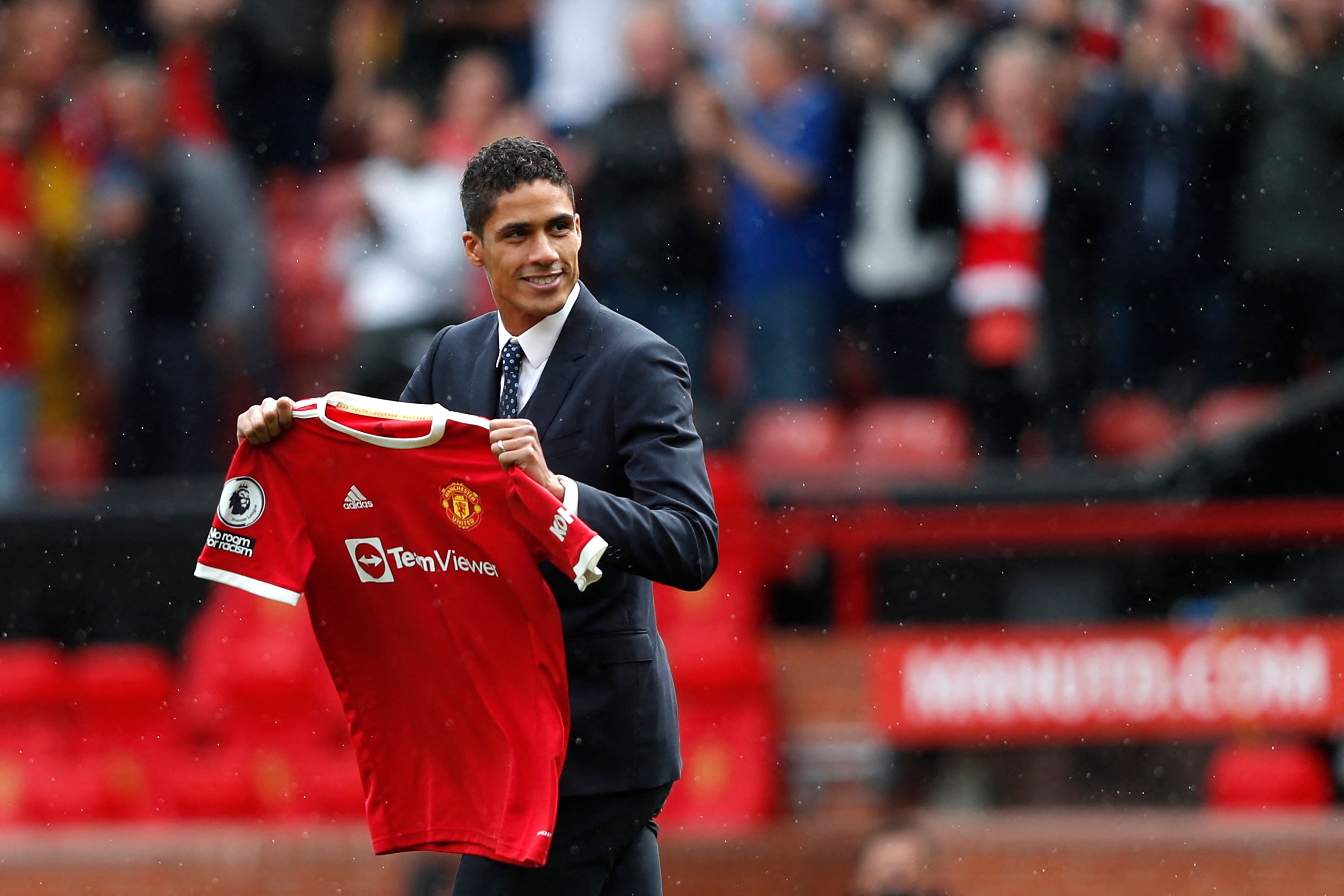 Raphael Varane durante su presentación en Old Trafford antes de que su nuevo club debutara en la Premier League ante Leeds United. (Foto Prensa Libre: AFP)