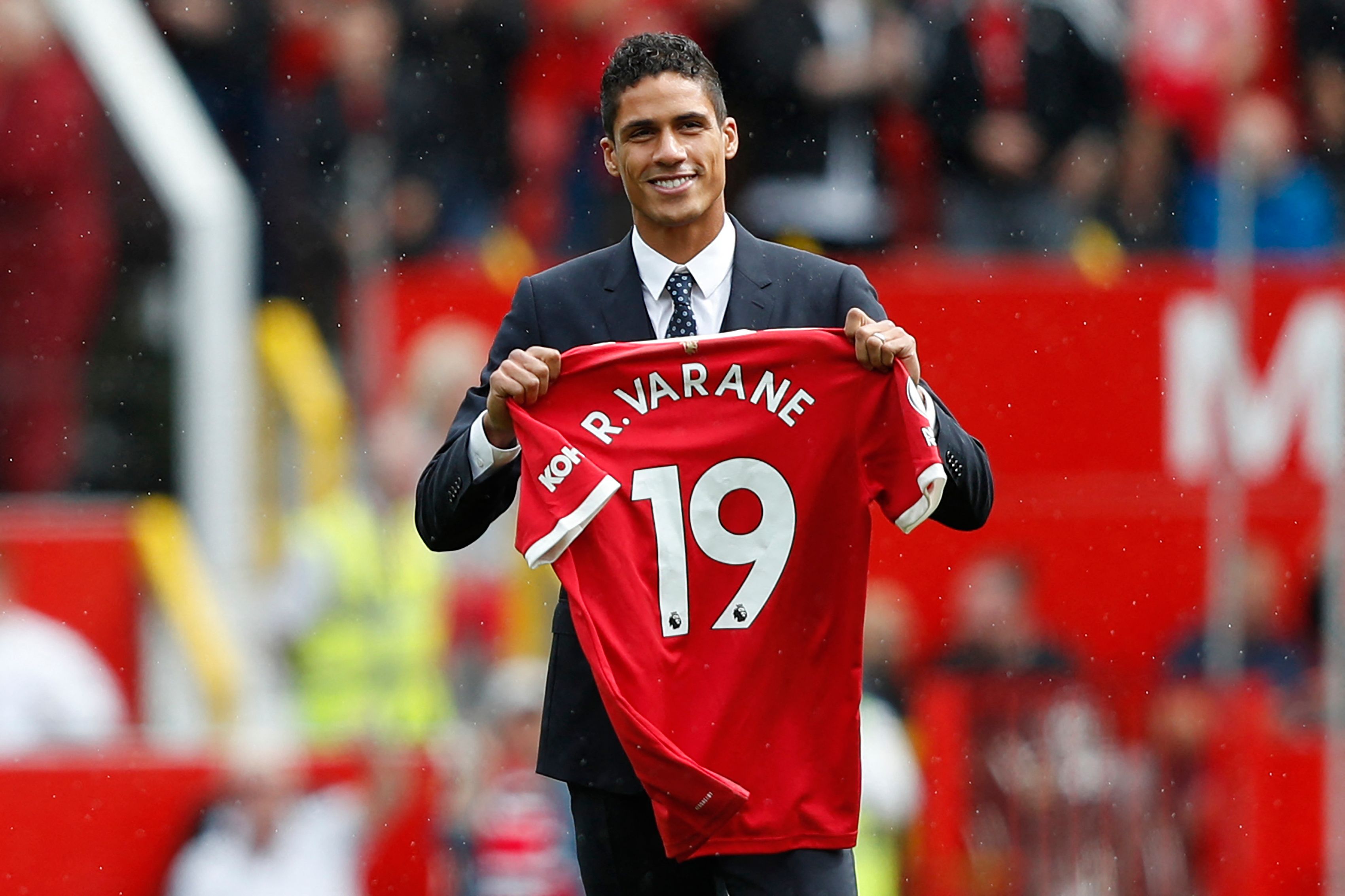 Raphael Varane durante su presentación en Old Trafford antes de que su nuevo club debutara en la Premier League ante Leeds United. (Foto Prensa Libre: AFP)