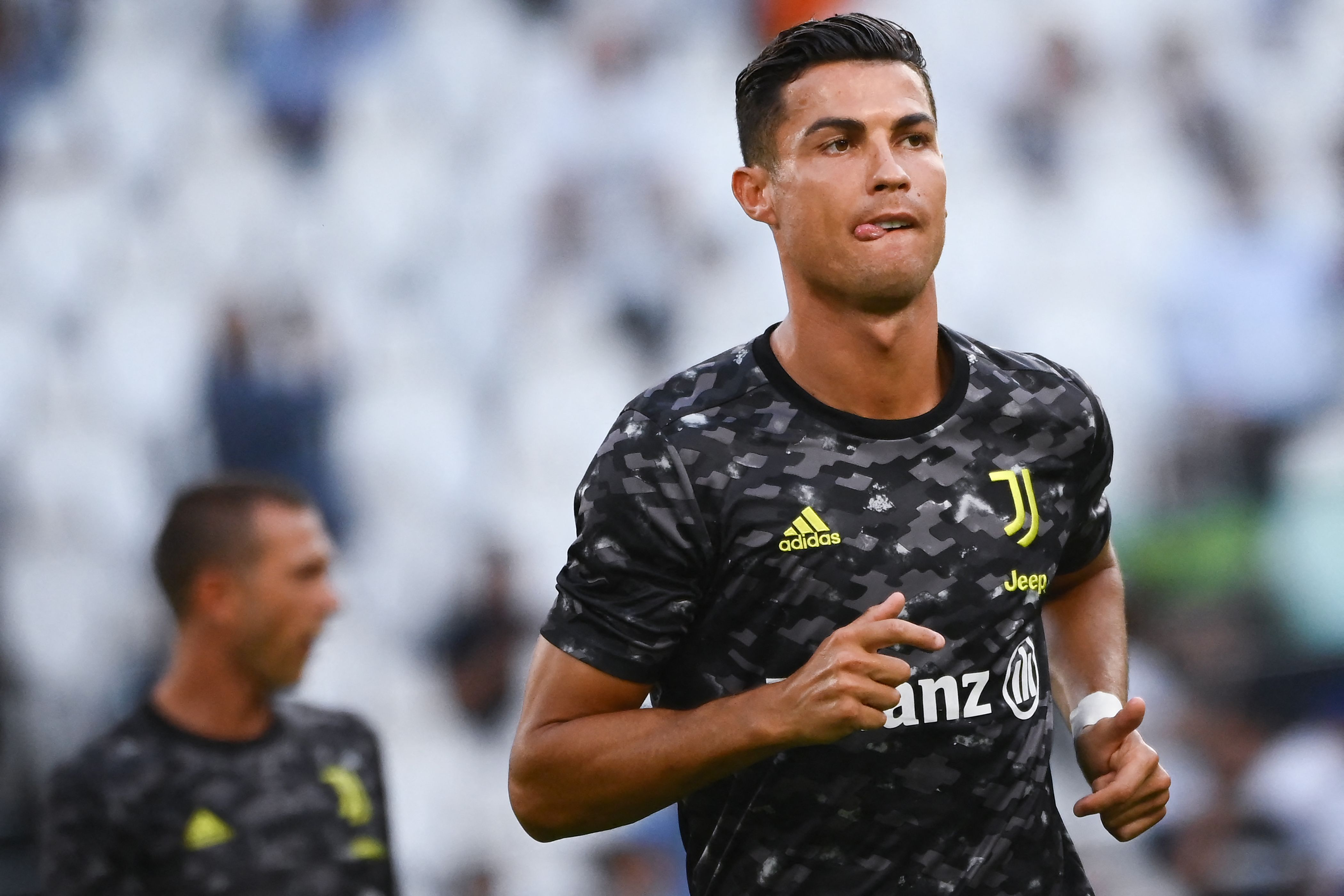 Cristiano Ronaldo durante el calentamiento previo al enfrentamiento con el Atalanta en el Allianz Stadium. (Foto Prensa Libre: AFP)