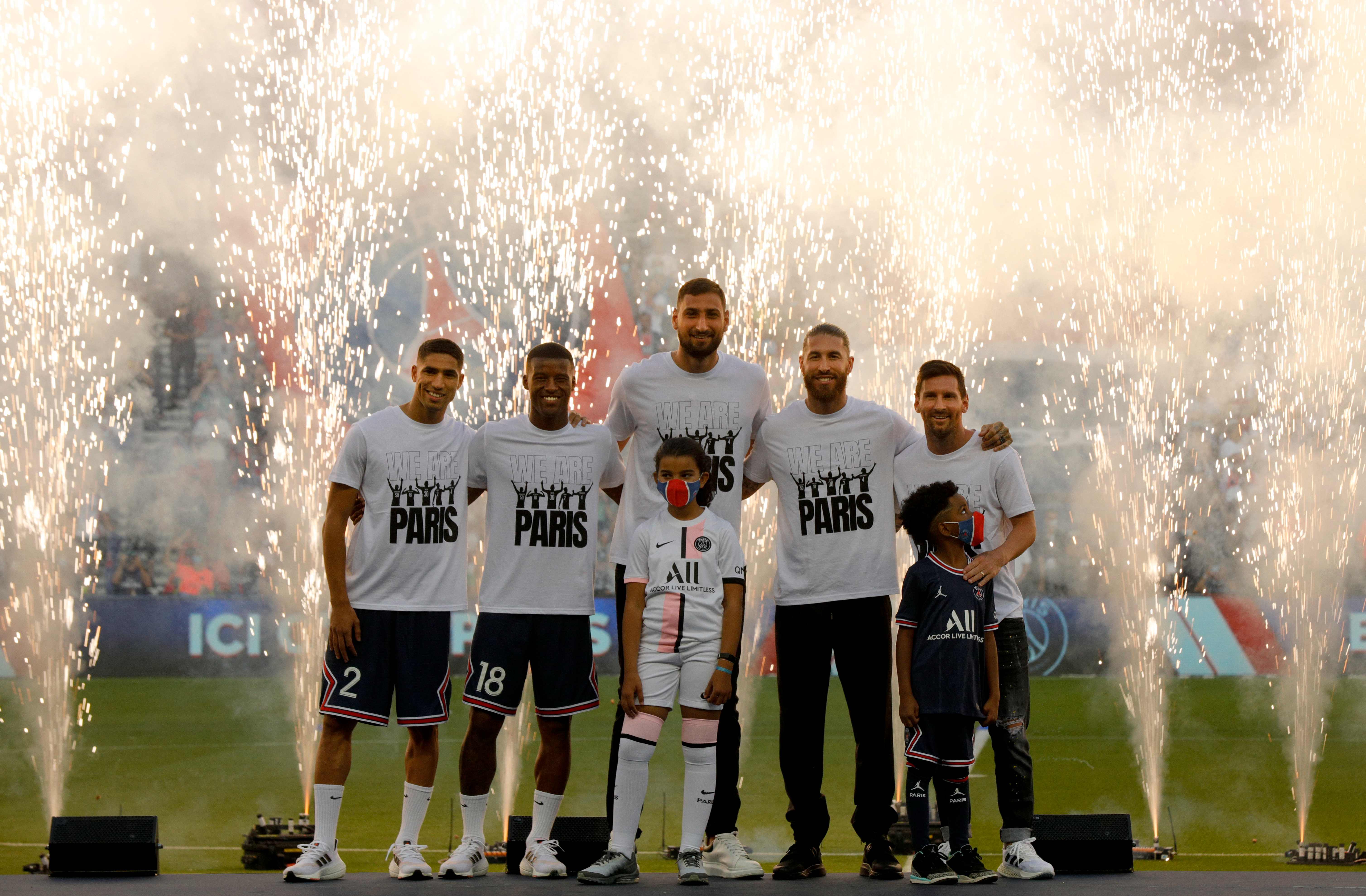 El defensa Achraf Hakimi, Georginio Wijnaldum, Gianluigi Donnarumma, Sergio Ramos y Lionel Messi durante su presentación en el Parc des Princes. (Foto Prensa Libre: AFP)