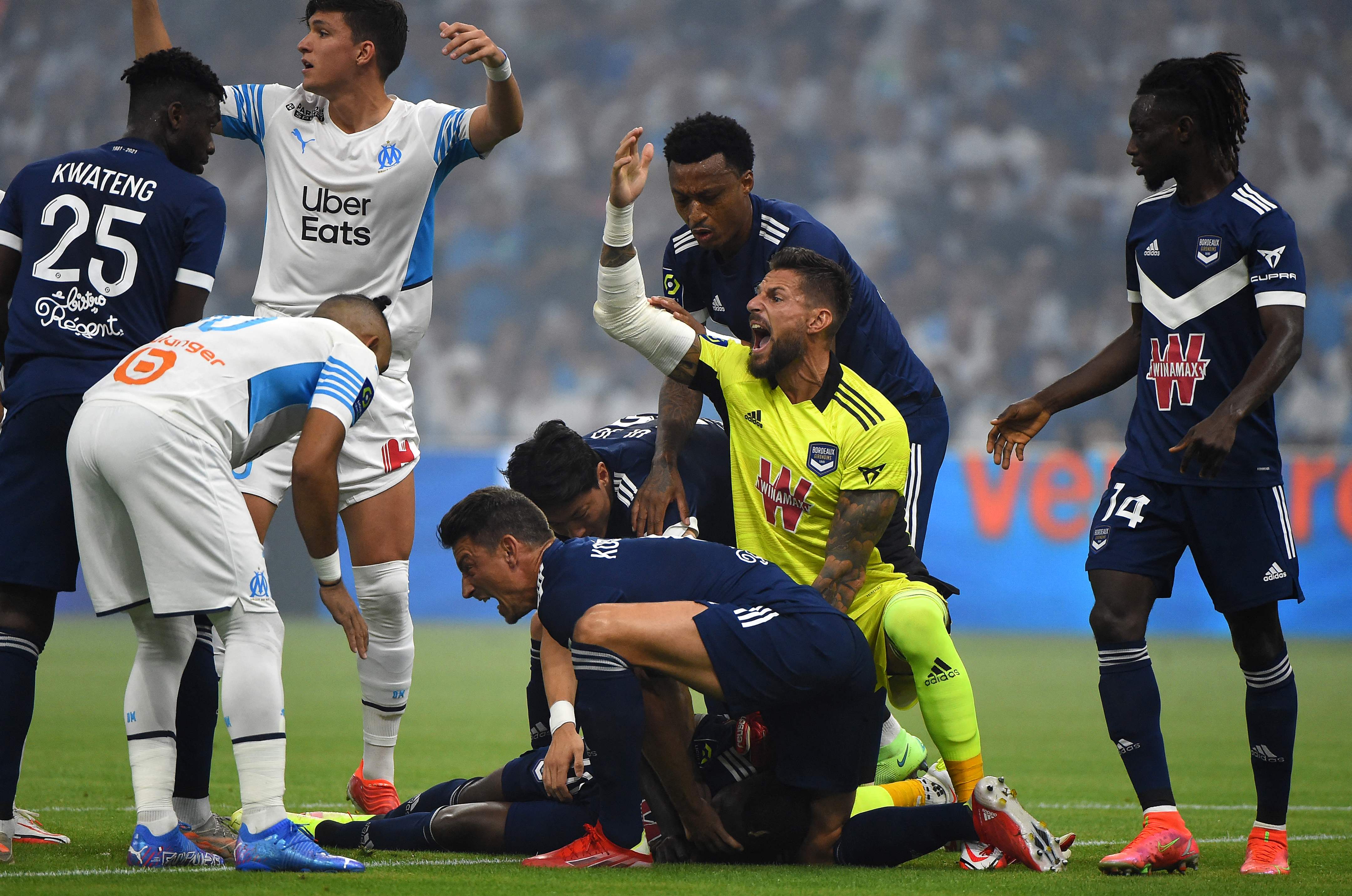 El portero Benoit Costil (amarillo) y el defensa Laurent Koscielny (C) piden asistencia para el nigeriano Samuel Kalu. (Foto Prensa Libre: AFP)