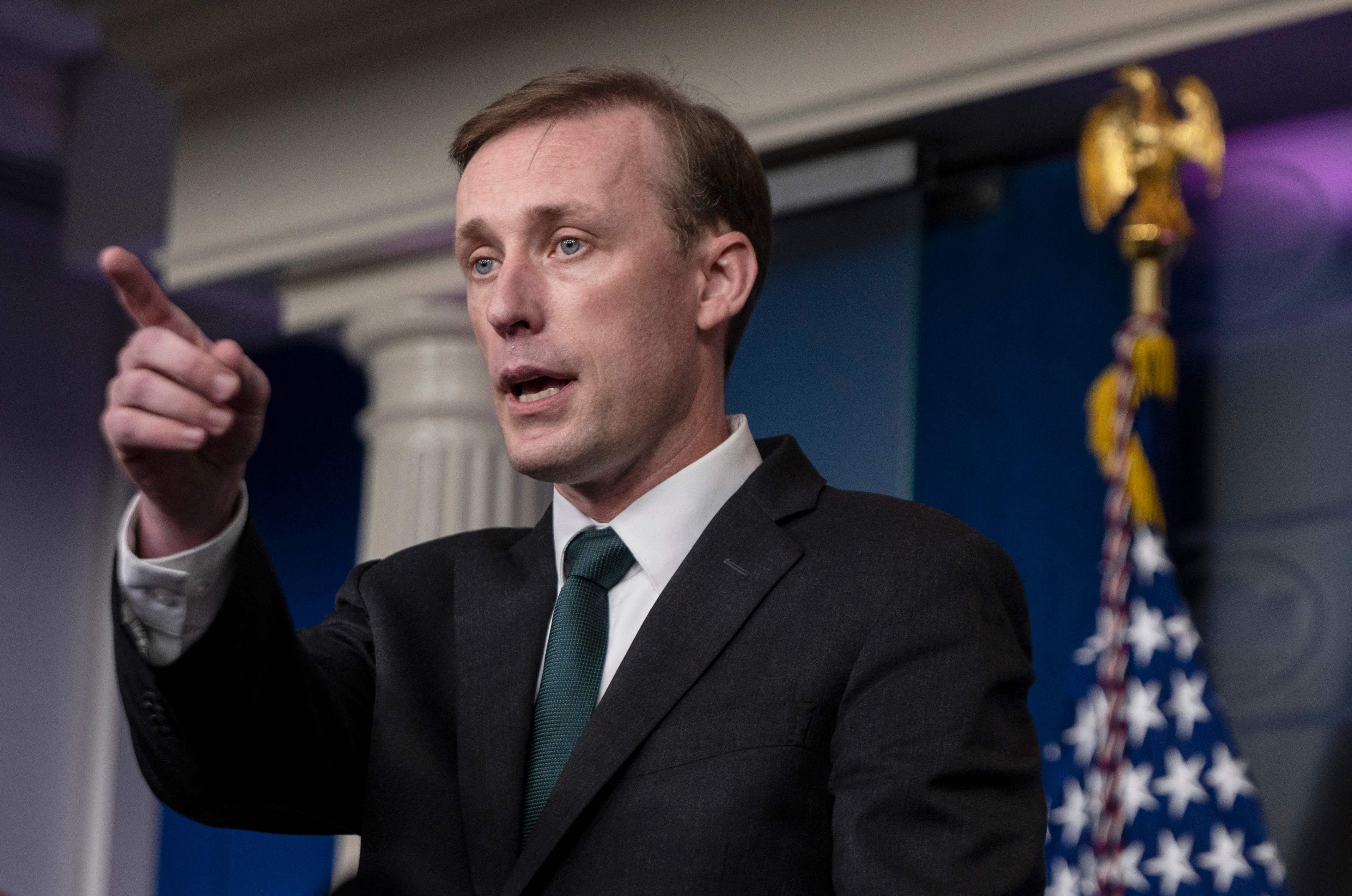 El asesor de seguridad nacional de Estados Unidos, Jake Sullivan, responde preguntas durante la conferencia de prensa diaria sobre la situación en Afganistán en la Casa Blanca en Washington, DC. (Foto Prensa Libre: AFP)