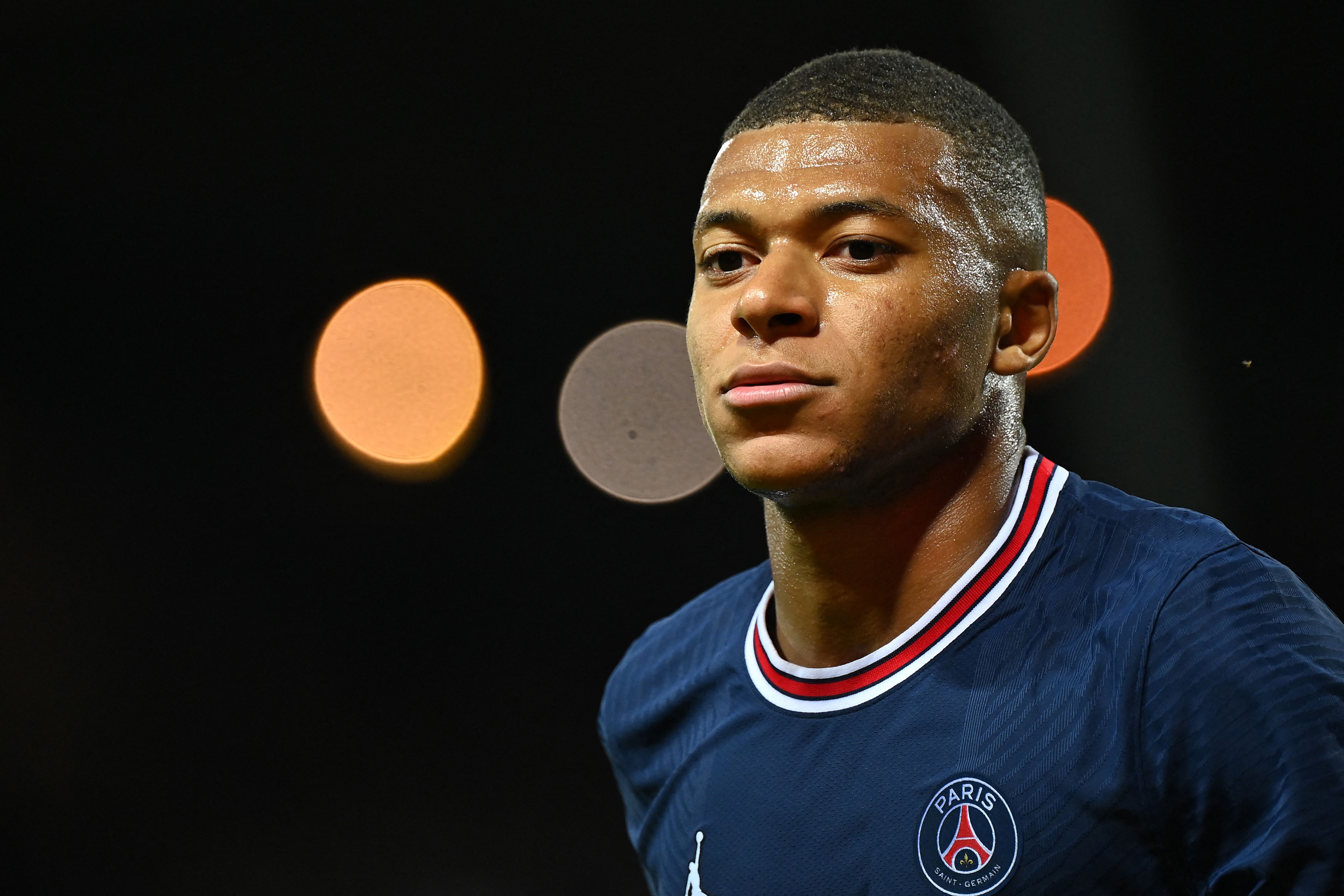 El delantero francés del PSG, Kylian Mbappé marcó su primer gol de esta temporada ante el Stade Brestois el pasado viernes 20 de agosto. Foto Prensa Libre: AFP.