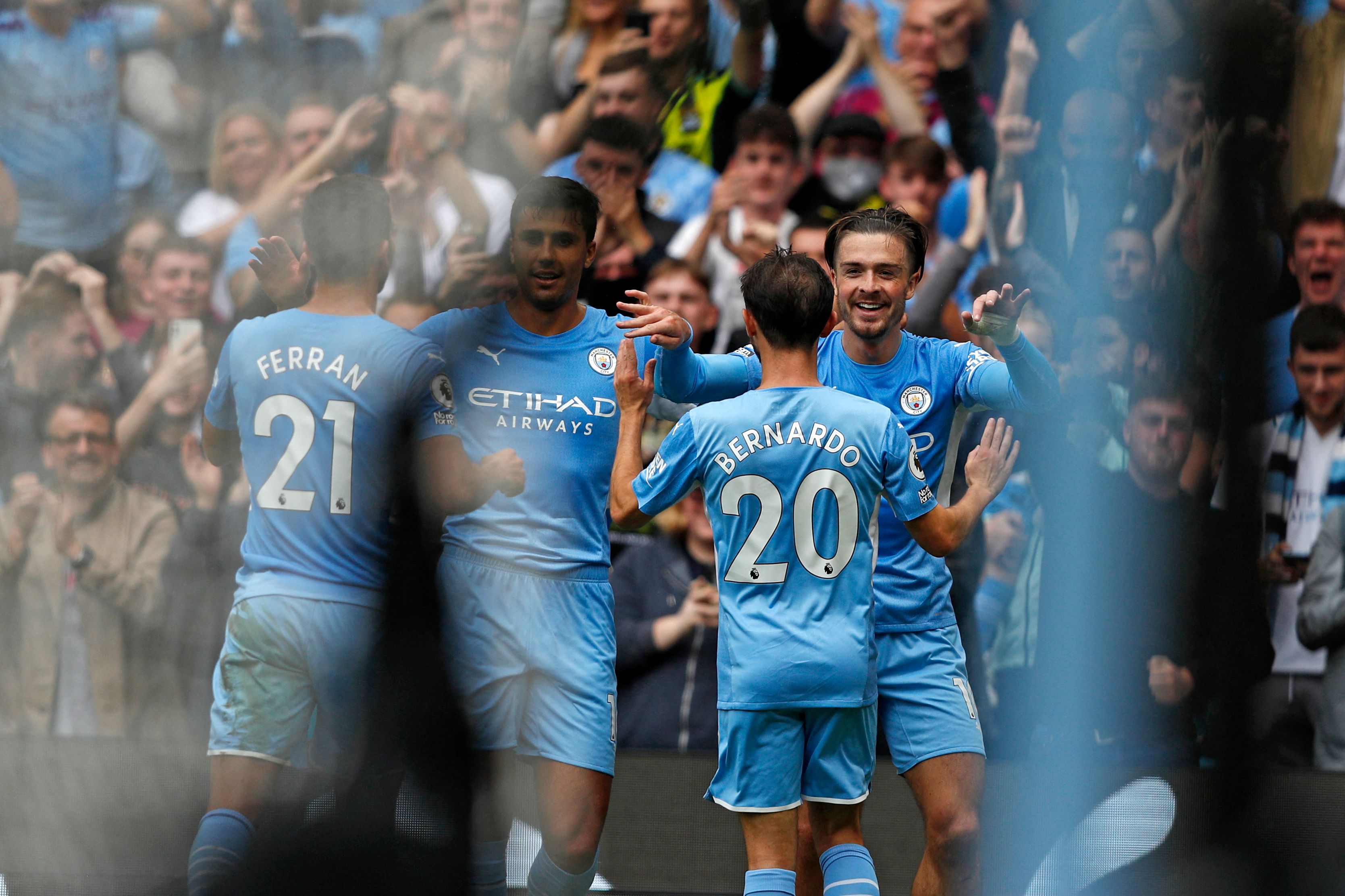 El mediocampista Jack Grealish (D) celebra junto a sus compañeros después de conseguir el segundo gol ante el Norwich City en el Etihad Stadium. (Foto Prensa Libre: AFP)