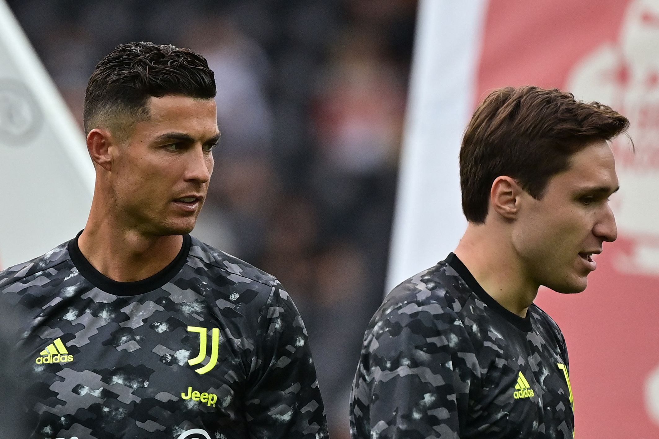 Cristiano Ronaldo (I) y Federico Chiesa calientan antes de enfrentar al Udinese en el Dacia Arena Stadium. (Foto Prensa Libre: AFP)