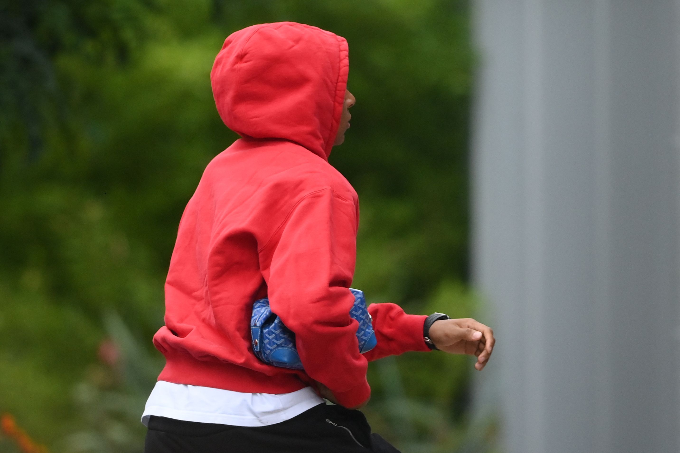 Kylian Mbappe llegando al campo de entrenamiento Camp des Loges en París. (Foto Prensa Libre: AFP)