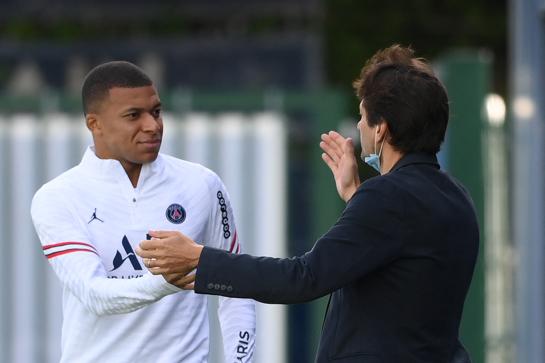 El director deportivo del PSG Leonardo (Der) habla con el delantero Kylian Mbappe. (Foto Prensa Libre: AFP)