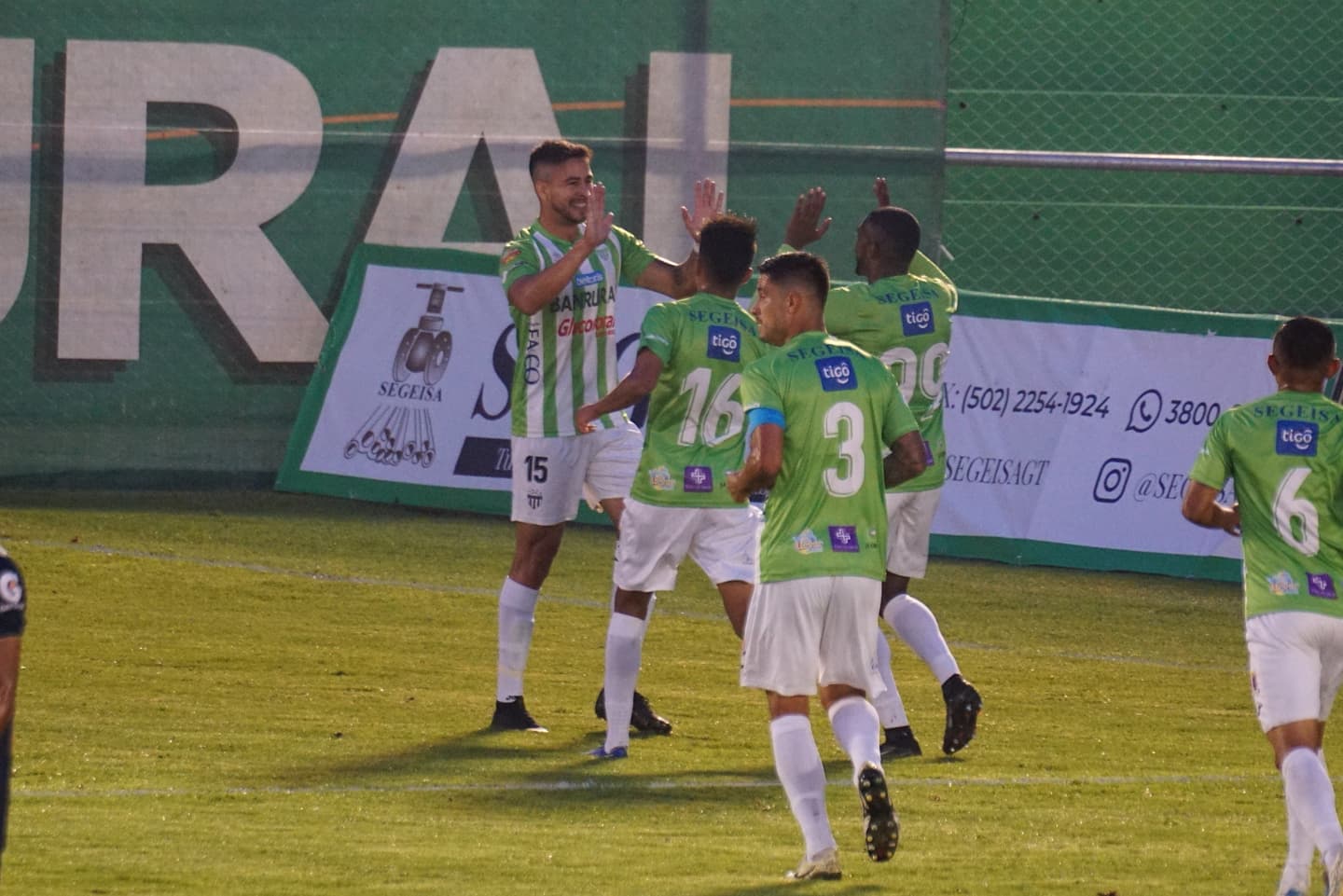 Así festejaron los jugadores de Antigua GFC el gol que significó la victoria y el liderato. (Foto Prensa Libre: Twitter @andresNadf )