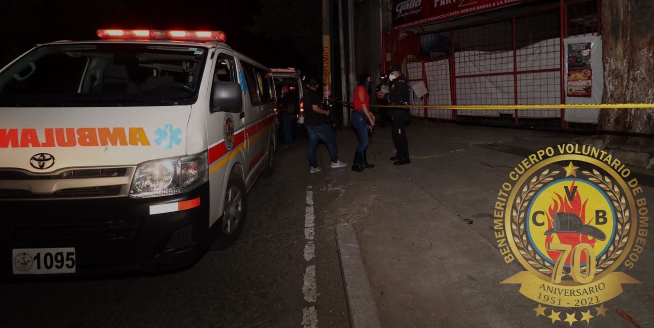 El ataque ocurrió en un negocio ubicado en la calzada Atanasio Tzul y 53 calle de la zona 12 capitalina. (Foto Prensa Libre: Bomberos Voluntarios)