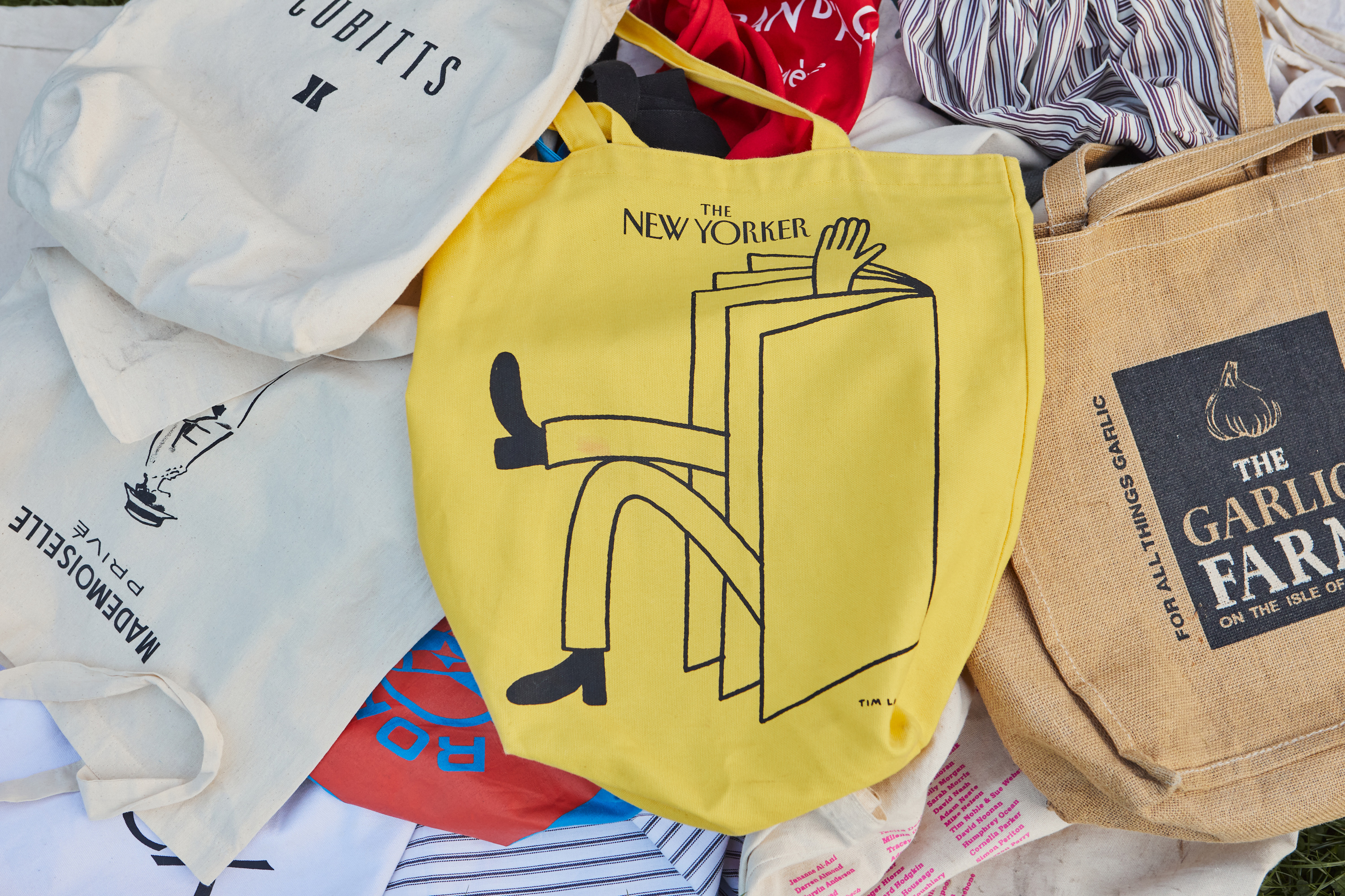 La bolsa New Yorker se ha convertido en un símbolo de estatus, en una pila de bolsas acumuladas por una persona en Londres. (Foto Prensa Libre: Suzie Howell / The New York Times)
