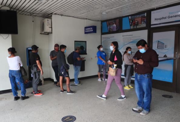 Guatemaltecos salen con mascarilla a la calle para protegerse del covid-19. (Foto Prensa Libre: Elmer Vargas)