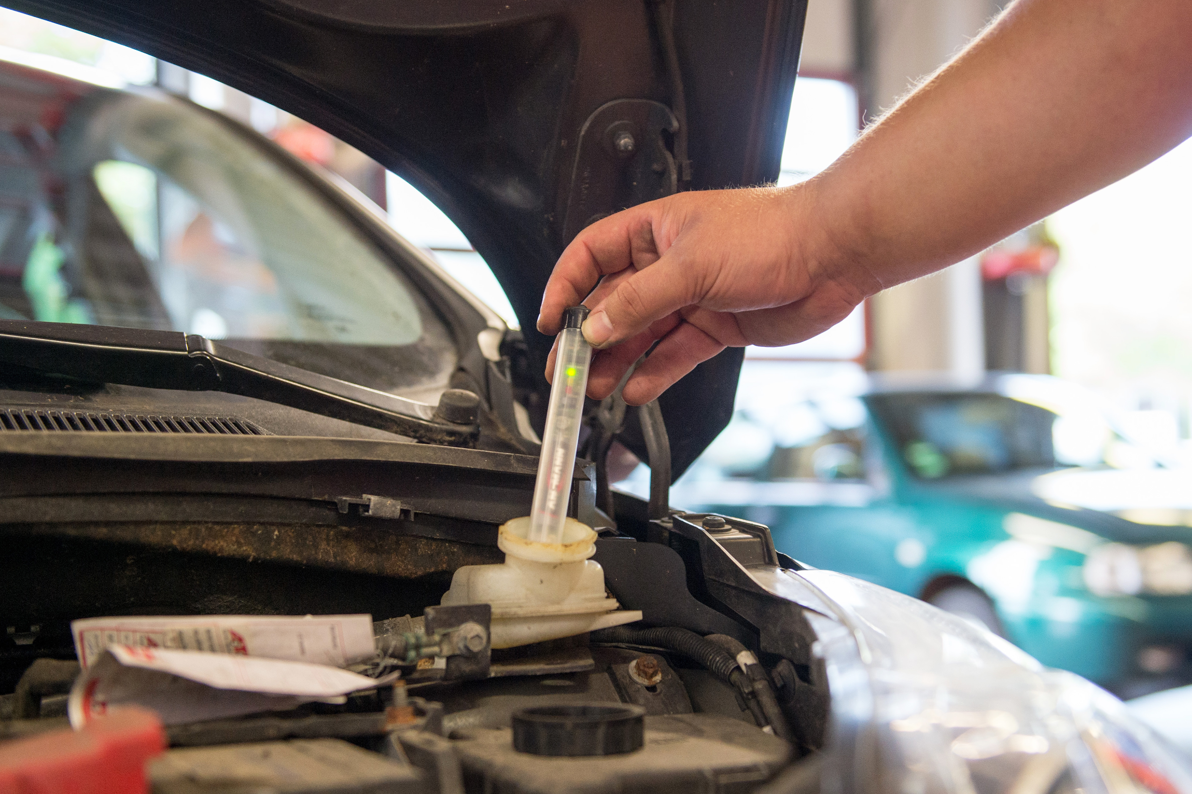 ¿Cada cuánto cambiar el líquido de frenos en el coche?