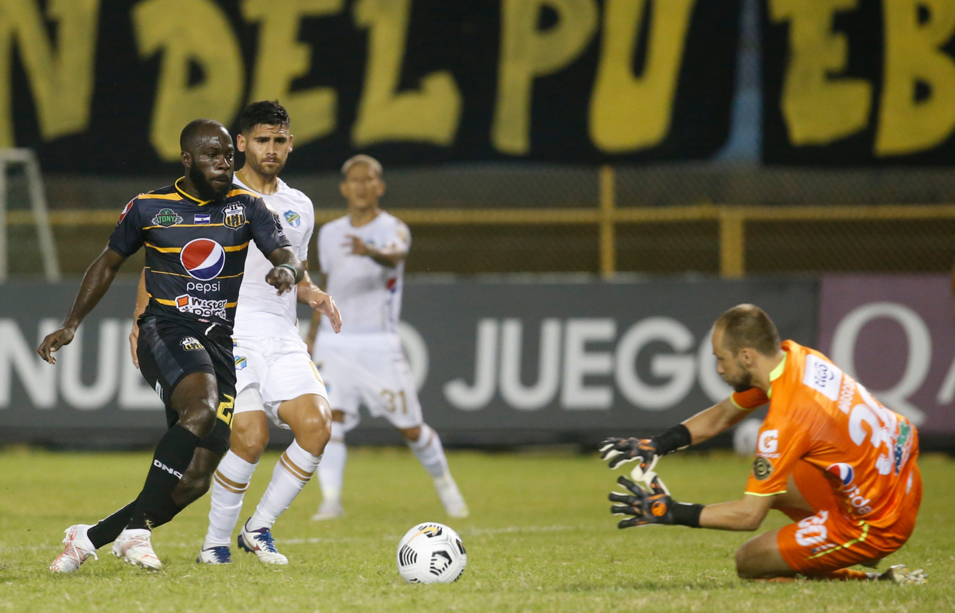 El guardameta Kevin Moscoso fue clave para el equipo de Comunicaciones ante el Once Deportivo de El Salvador. Foto Concacaf. 