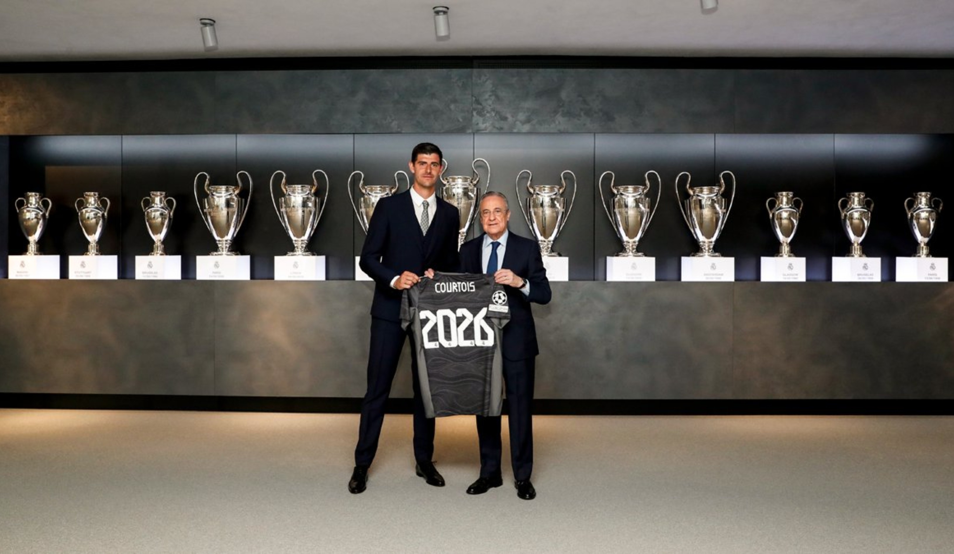 El guardameta belga, Thibaut Courtois posa junto con el presidente del Real Madrid, Florentino Pérez, después de haber ampliado su contrato al 2026. Foto 
@realmadrid