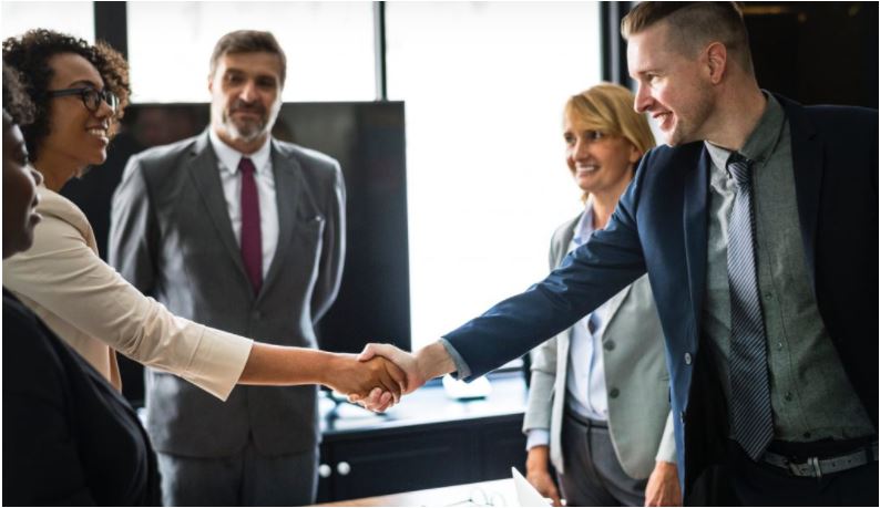 Las empresas están optando por retrasar las revisiones salariales y apuestan por atraer al talento ofreciendo proyectos nuevos. (Foto Prensa Libre: Shutterstock)