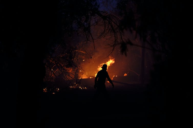 Un vecino ante el incendio declarado en Varympompi, al norte de Atenas (Grecia), el 3 de agosto de 2021.
Shutterstock / Alexandros Michailidis