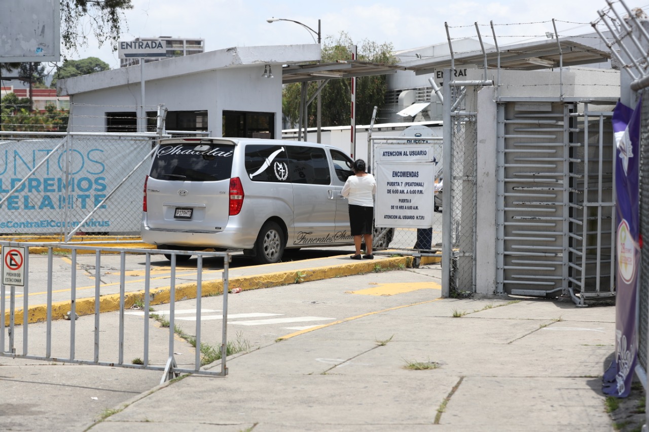 La tercera ola de coronavirus en Guatemala ha incrementado el número de contagios y decesos diarios hasta cifras que causan preocupación a médicos y personal que atiende a pacientes. (Foto Prensa Libre: María R. Gaytán)