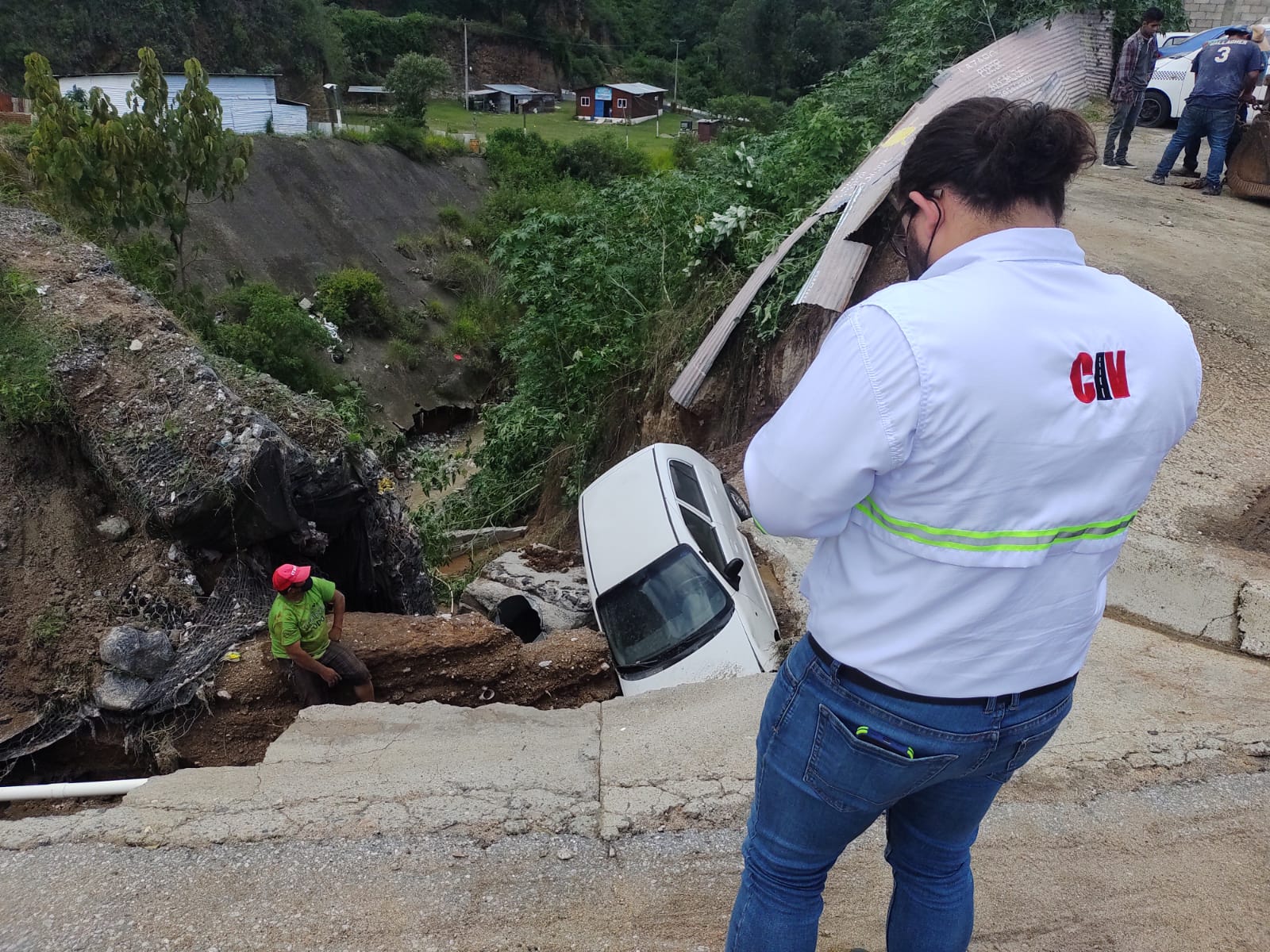 En el kilómetro 26 ruta a Jardines del Quetzal en San Raymundo, Ciudad Quetzal, San Juan Sacatepéquez, Guatemala, se registró un hundimiento. (Foto Prensa Libre: Conred) 