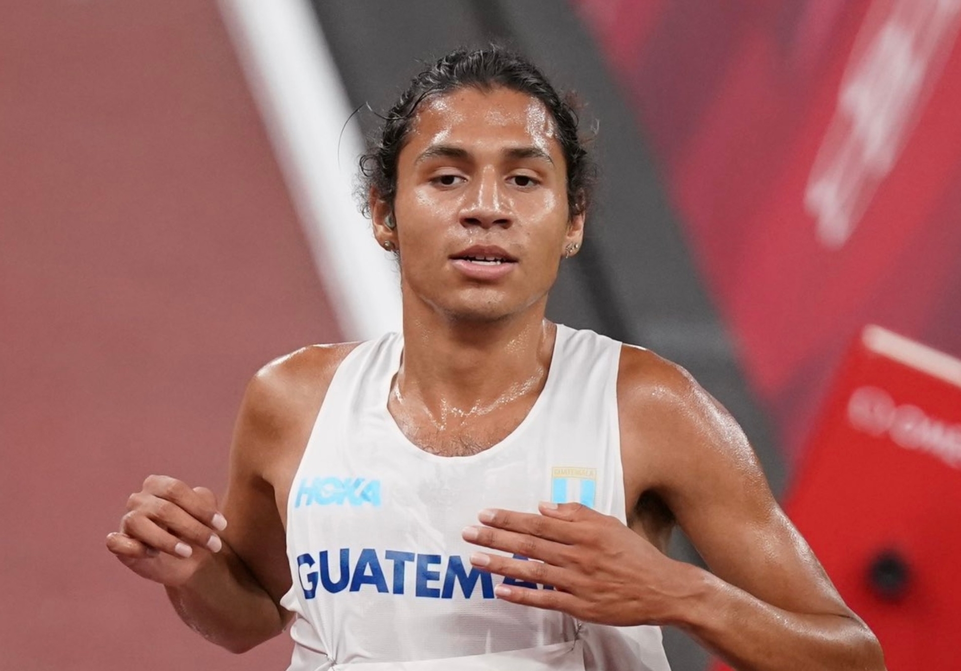 Luis Grijalva impuso un nuevo récord nacional y centroamericano después de su participación en los 5000 metros de Tokio 2020. Foto COG.