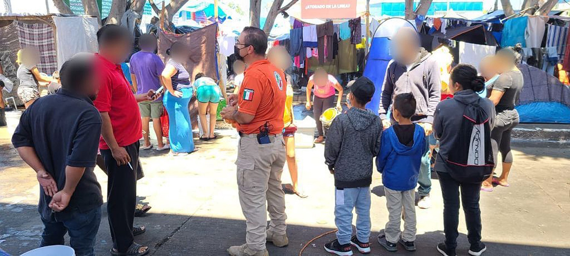 Un grupo de migrantes interceptados se observa en un campamento por elementos del Instituto Nacional de Migración. (Foto Prensa Libre: EFE)