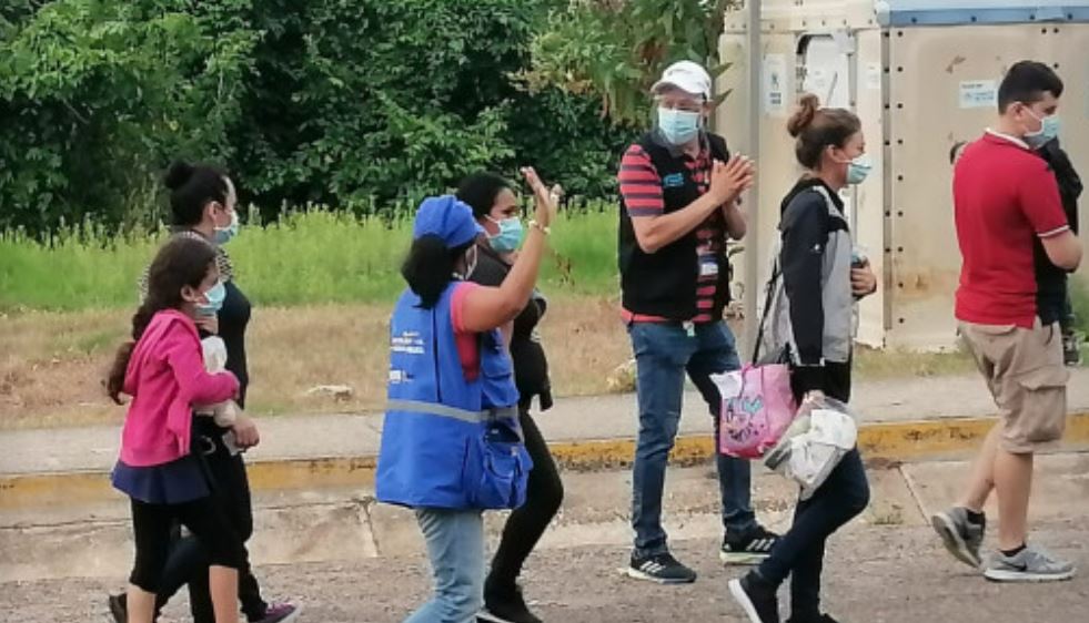 Migrantes expulsados de EE. UU. son enviados en buses a la frontera entre México y Guatemala. (Foto Prensa Libre: PDH) 