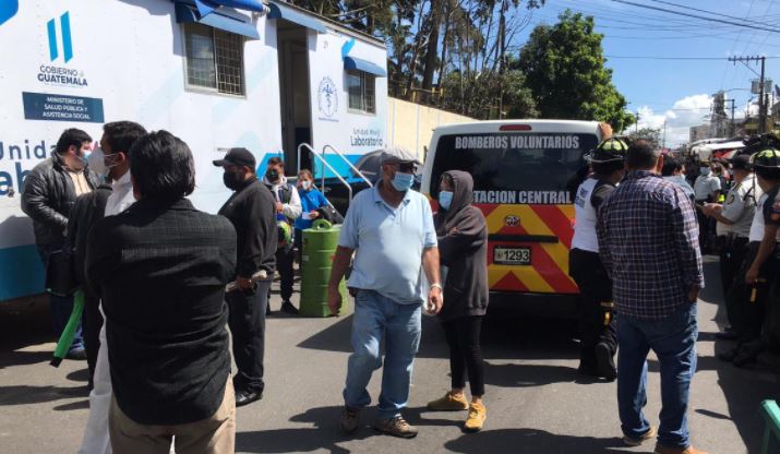 Hombre muere luego de haberse practicado el hisopado en laboratorio móvil en la zona 11 de la capital. (Foto Prensa Libre: La Red)